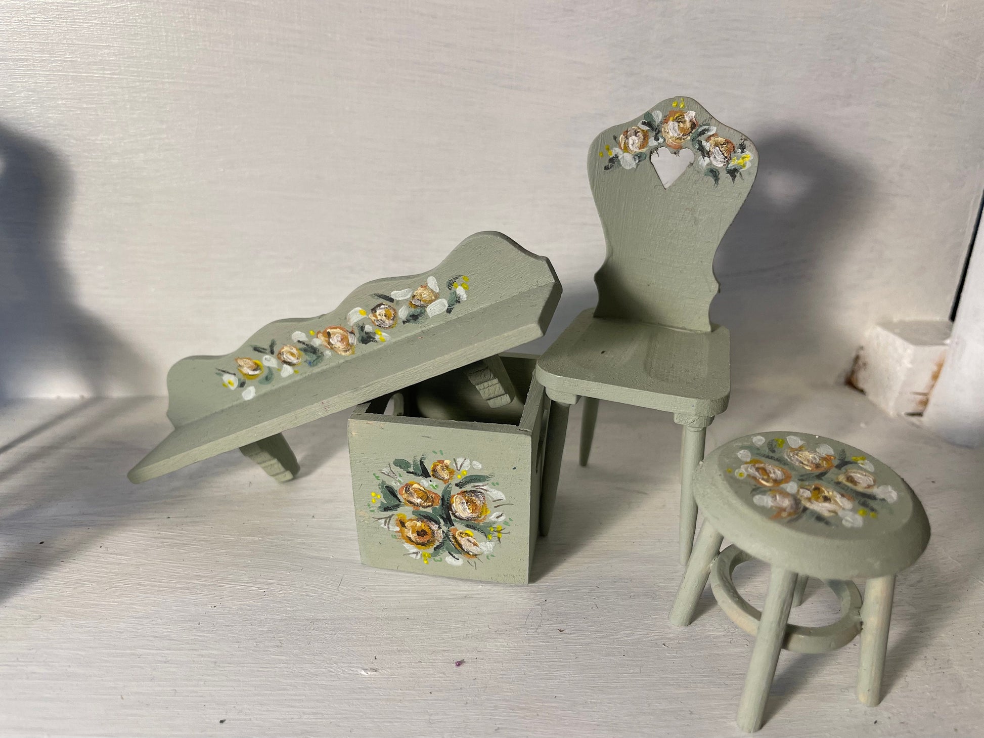 DOLLS HOUSE MINIATURES - Pale Green Rosy Wooden Accessories