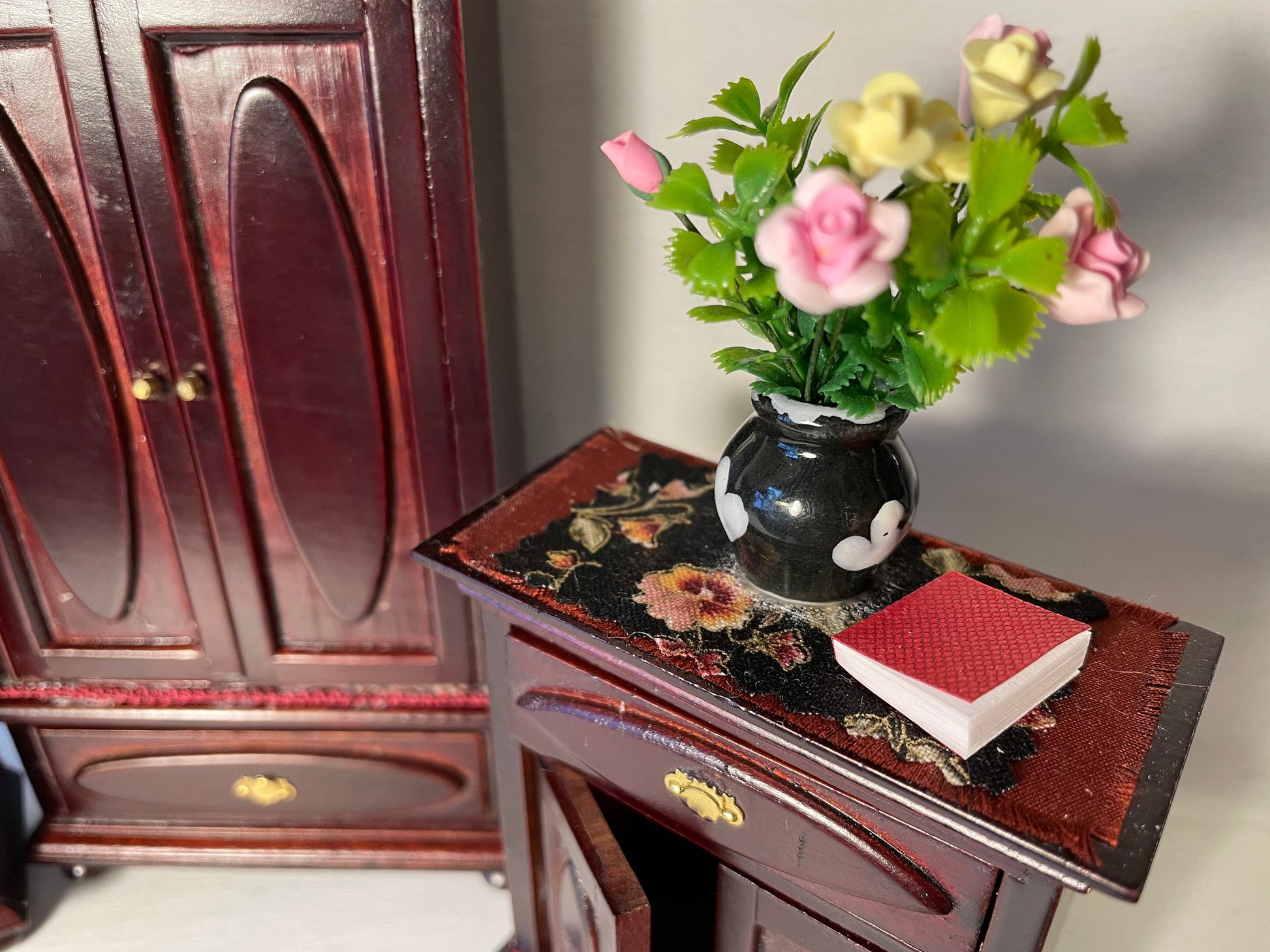 Dolls House Miniatures - 1/12th Bedroom Furniture