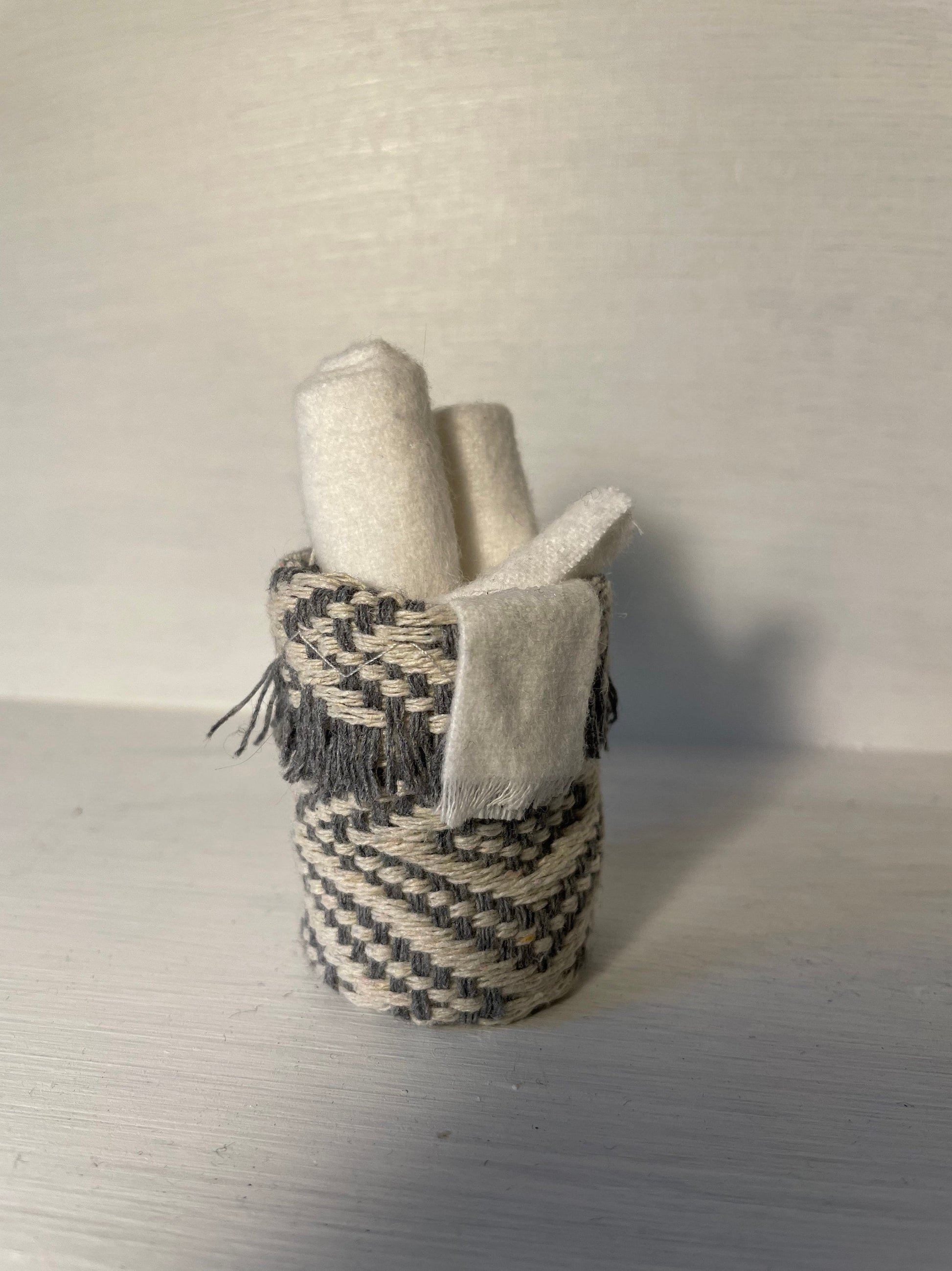 DOLLS HOUSE MINIATURES - Bathroom Basket x 1