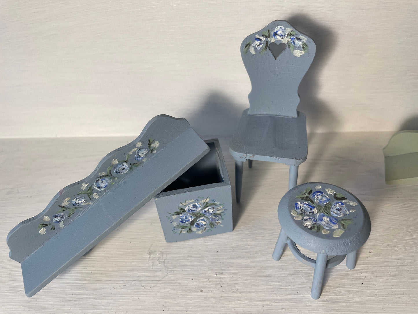 DOLLS HOUSE MINIATURES - Pale Blue Rosy Wooden Accessories