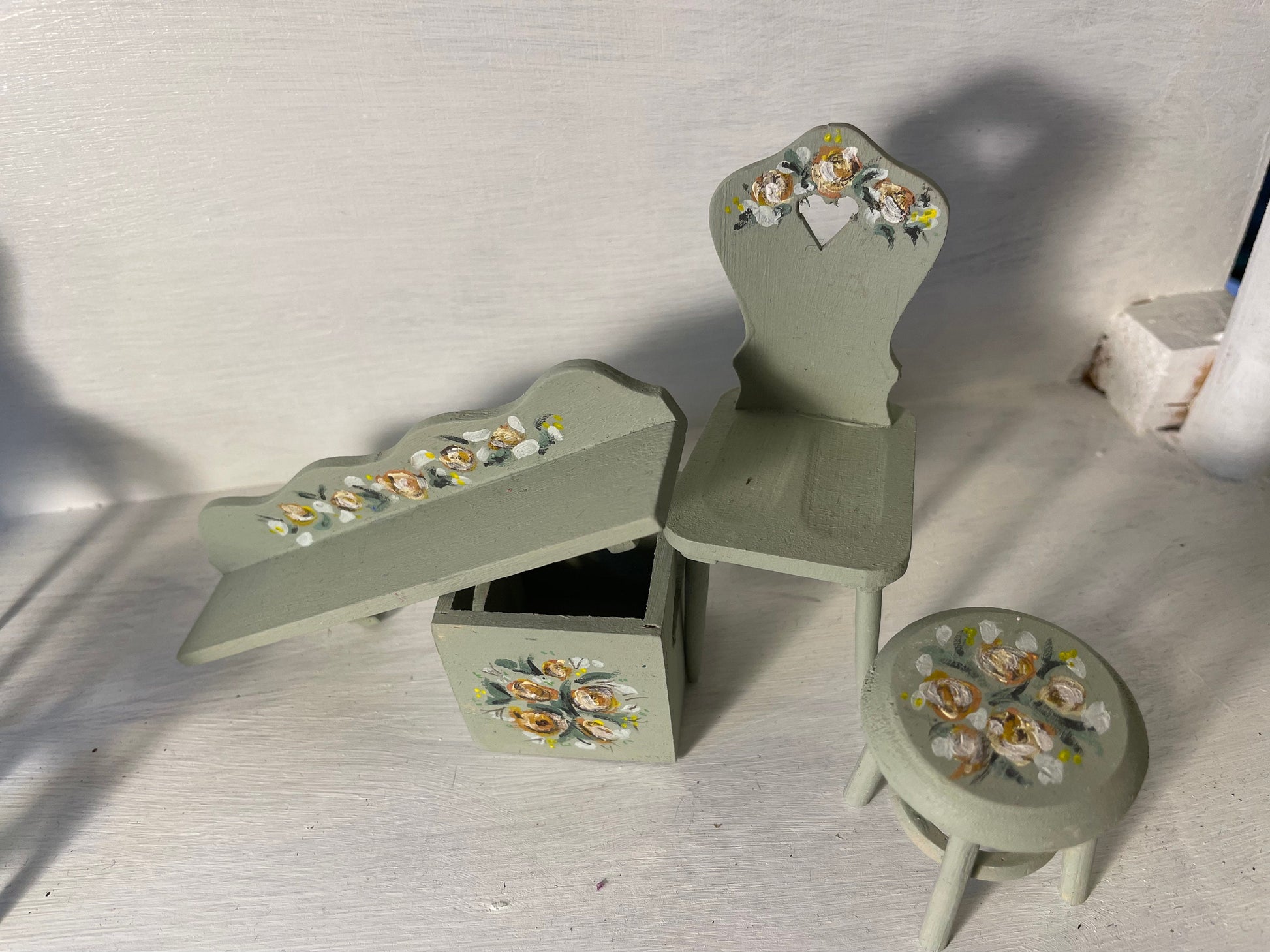 DOLLS HOUSE MINIATURES - Pale Green Rosy Wooden Accessories