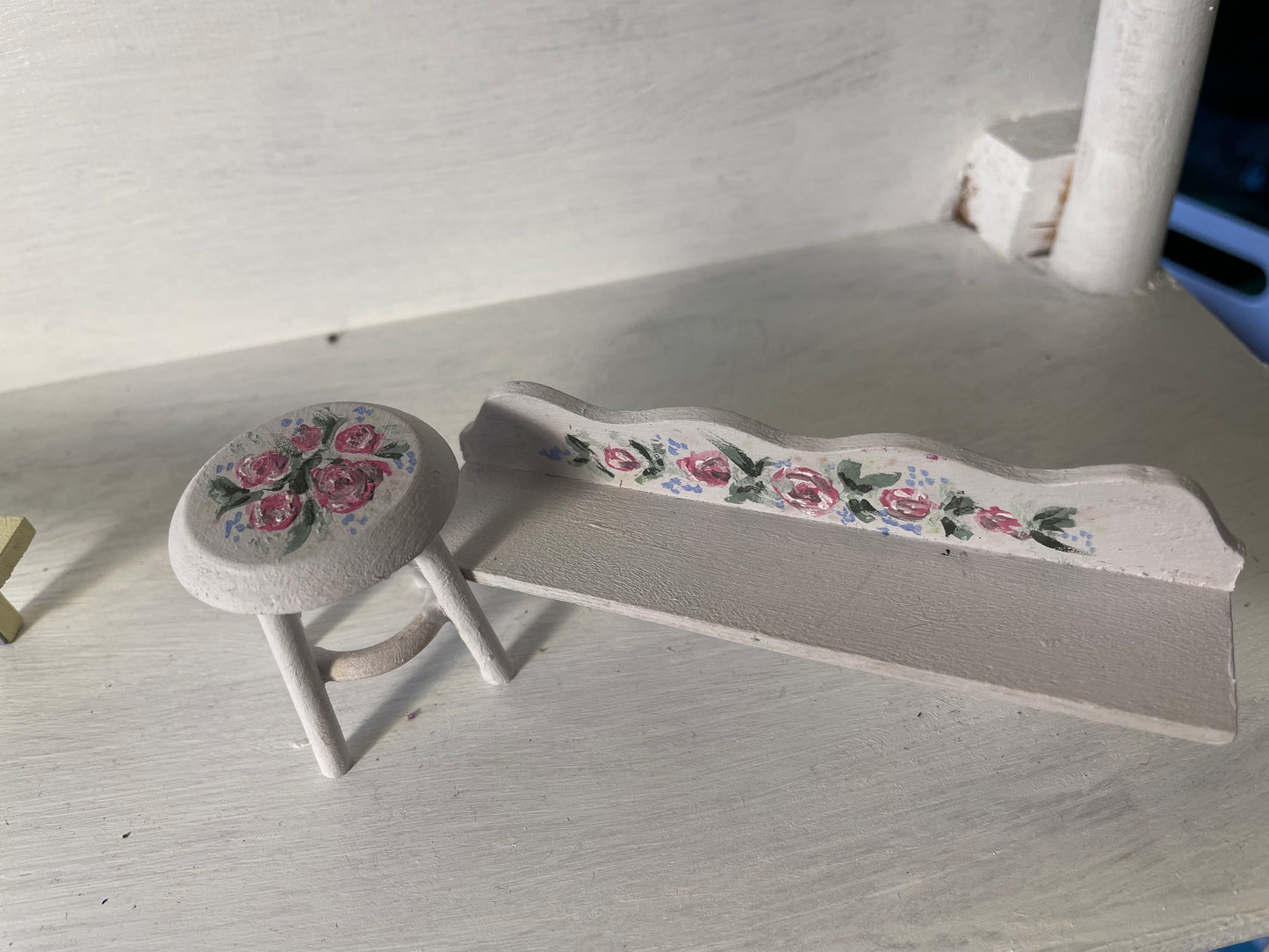 DOLLS HOUSE MINIATURES - Pale pink Rosy Wooden Accessories