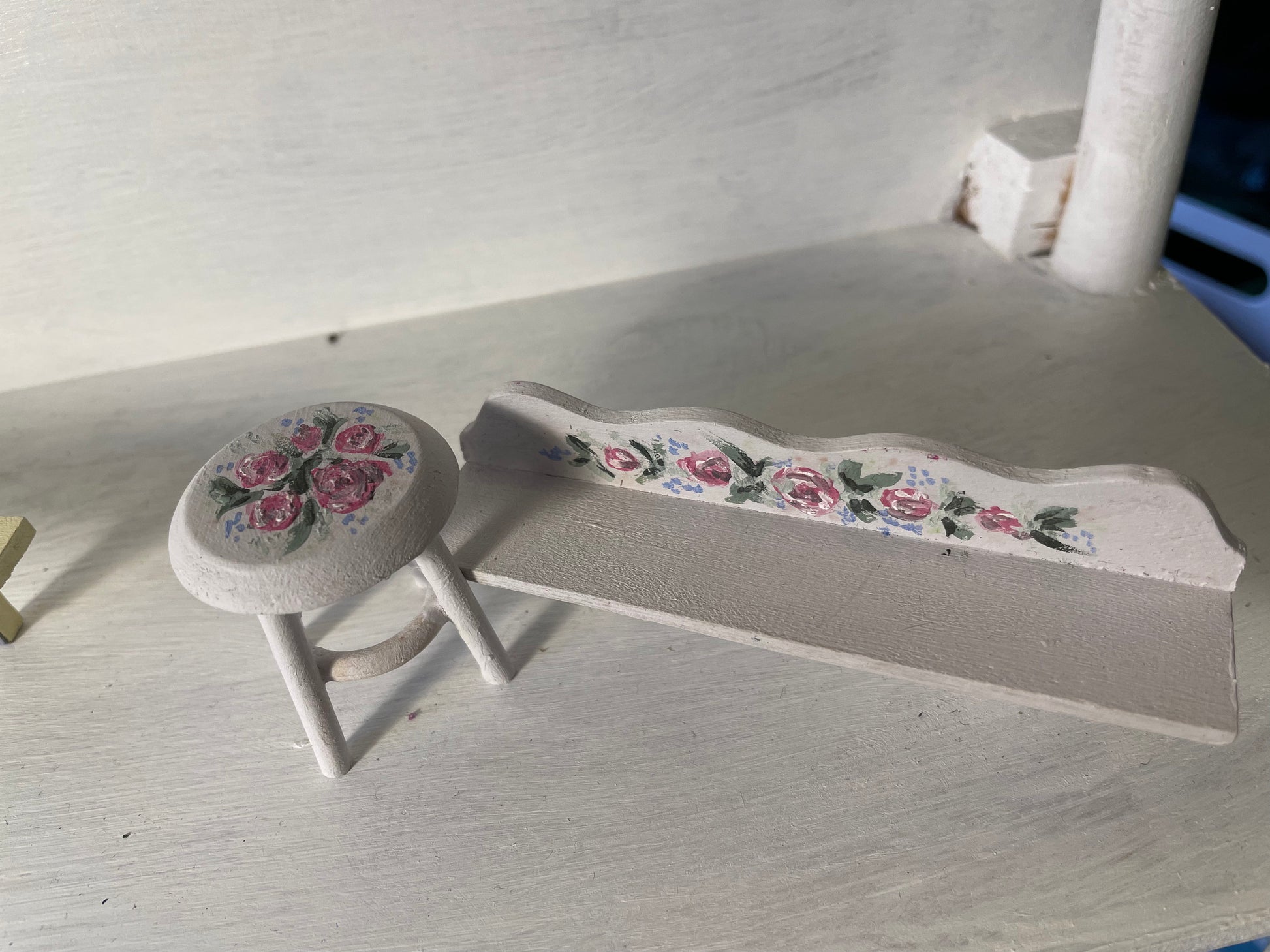 DOLLS HOUSE MINIATURES - Pale pink Rosy Wooden Accessories