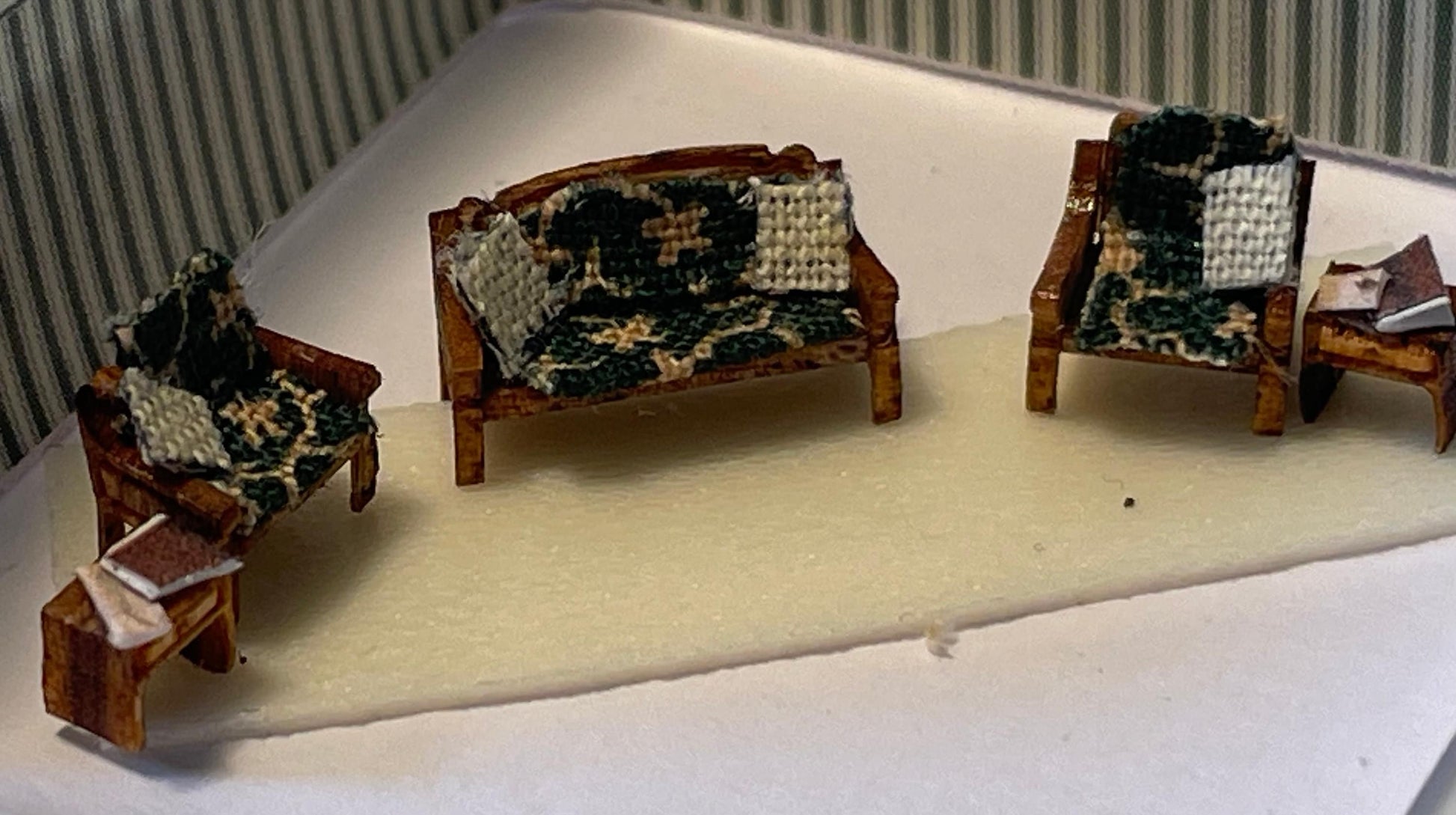 Dolls House Miniatures 1/144th  / 1:144 / Micro  / Dutch Scale Traditional Living Room set