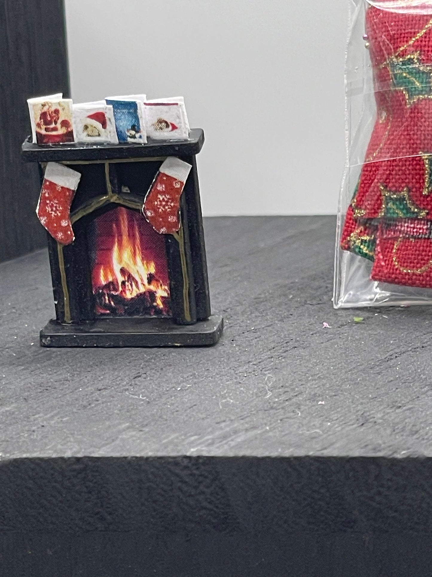 DOLLS HOUSE MINIATURES - 1/48th room box - Christmas