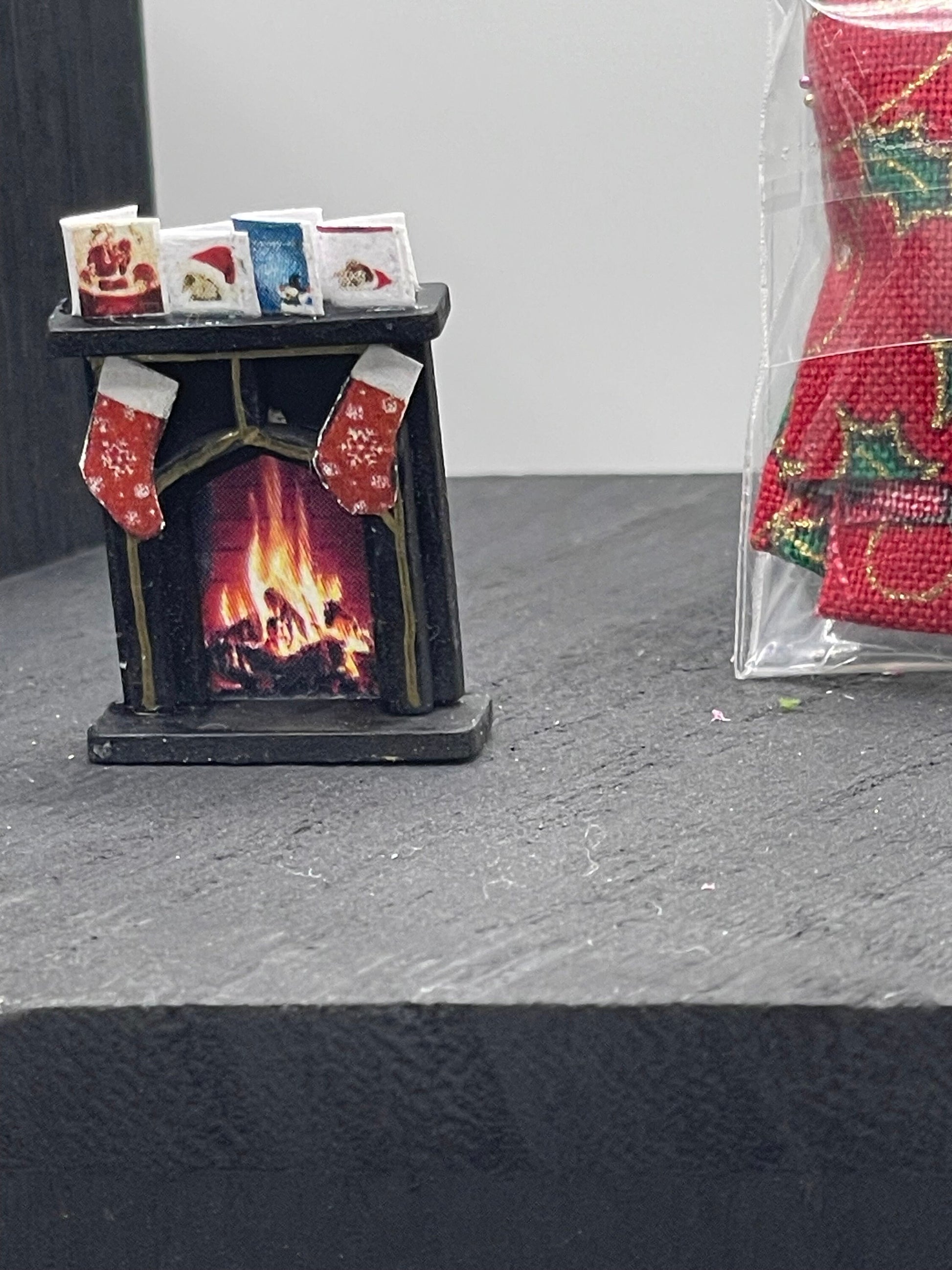 DOLLS HOUSE MINIATURES - 1/48th room box - Christmas