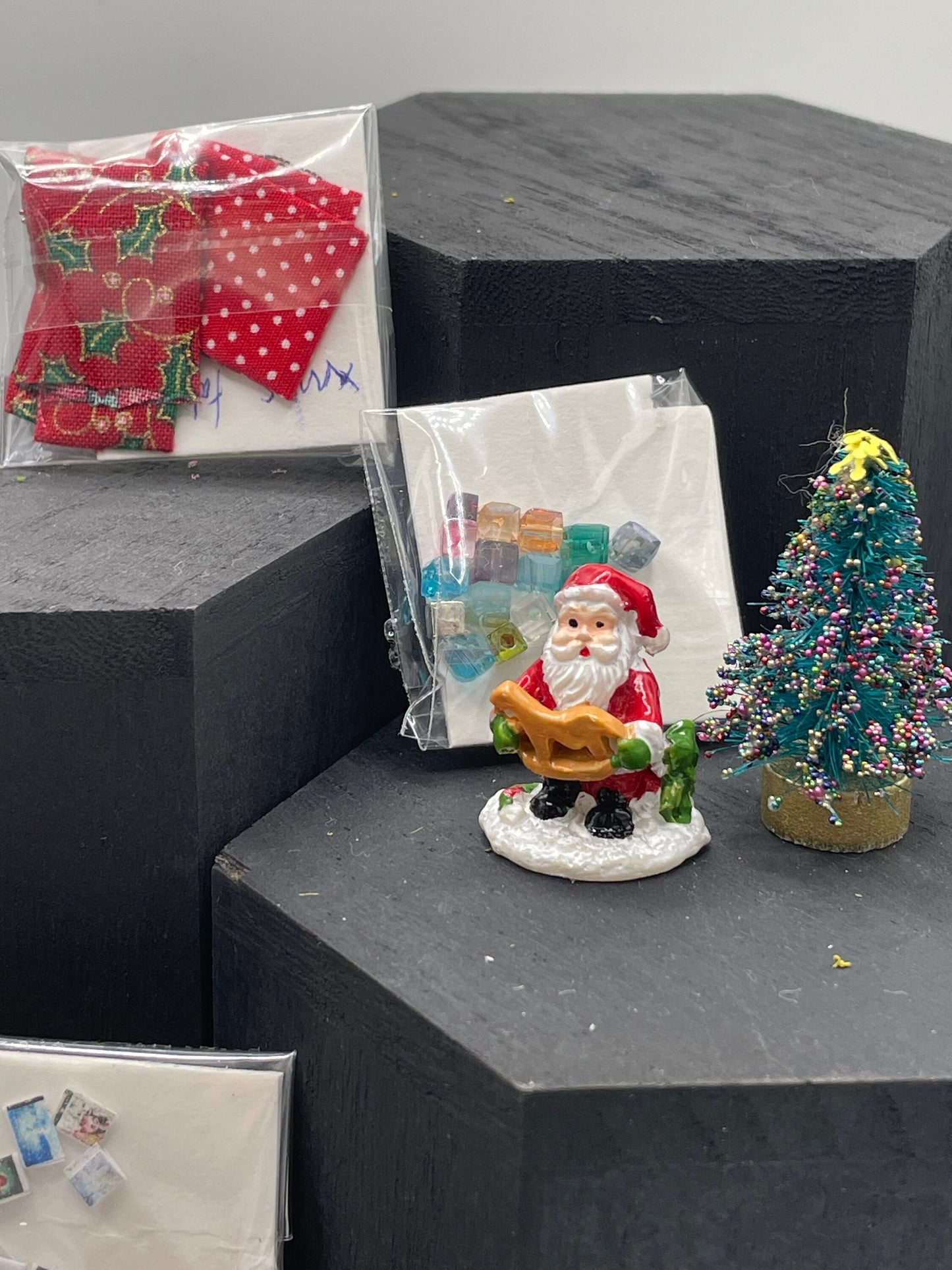 DOLLS HOUSE MINIATURES - 1/48th room box - Christmas