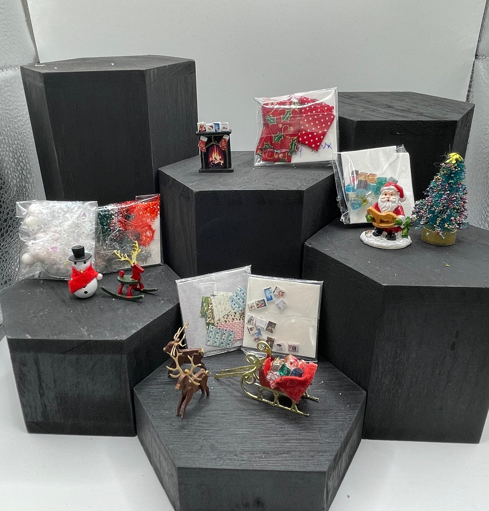 DOLLS HOUSE MINIATURES - 1/48th room box - Christmas