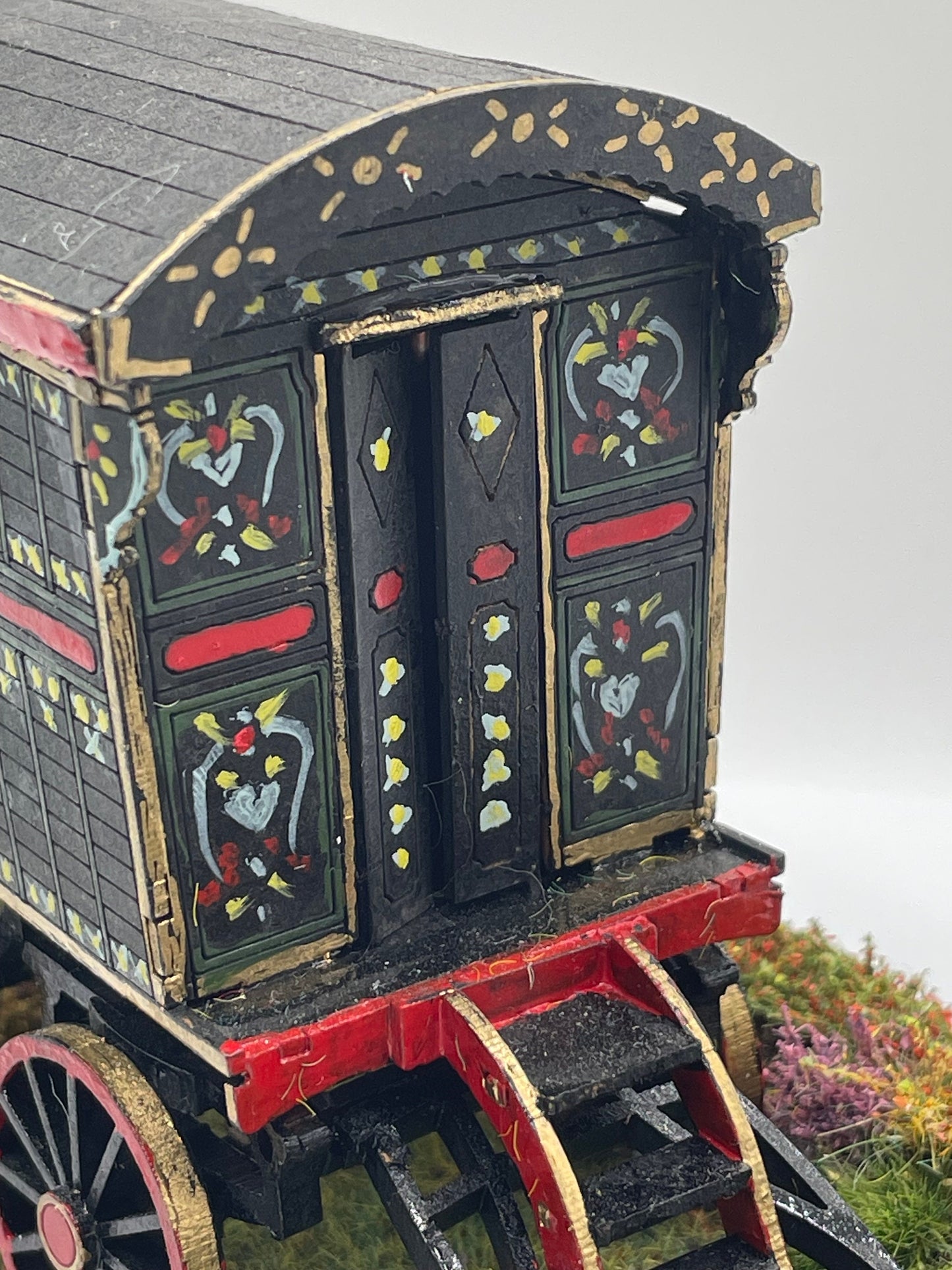 Dolls House Miniatures ( 1/48th - 1:48th - 1/4" - Quarter Inch Scale ) - Hand Made Gypsy Caravan Scene