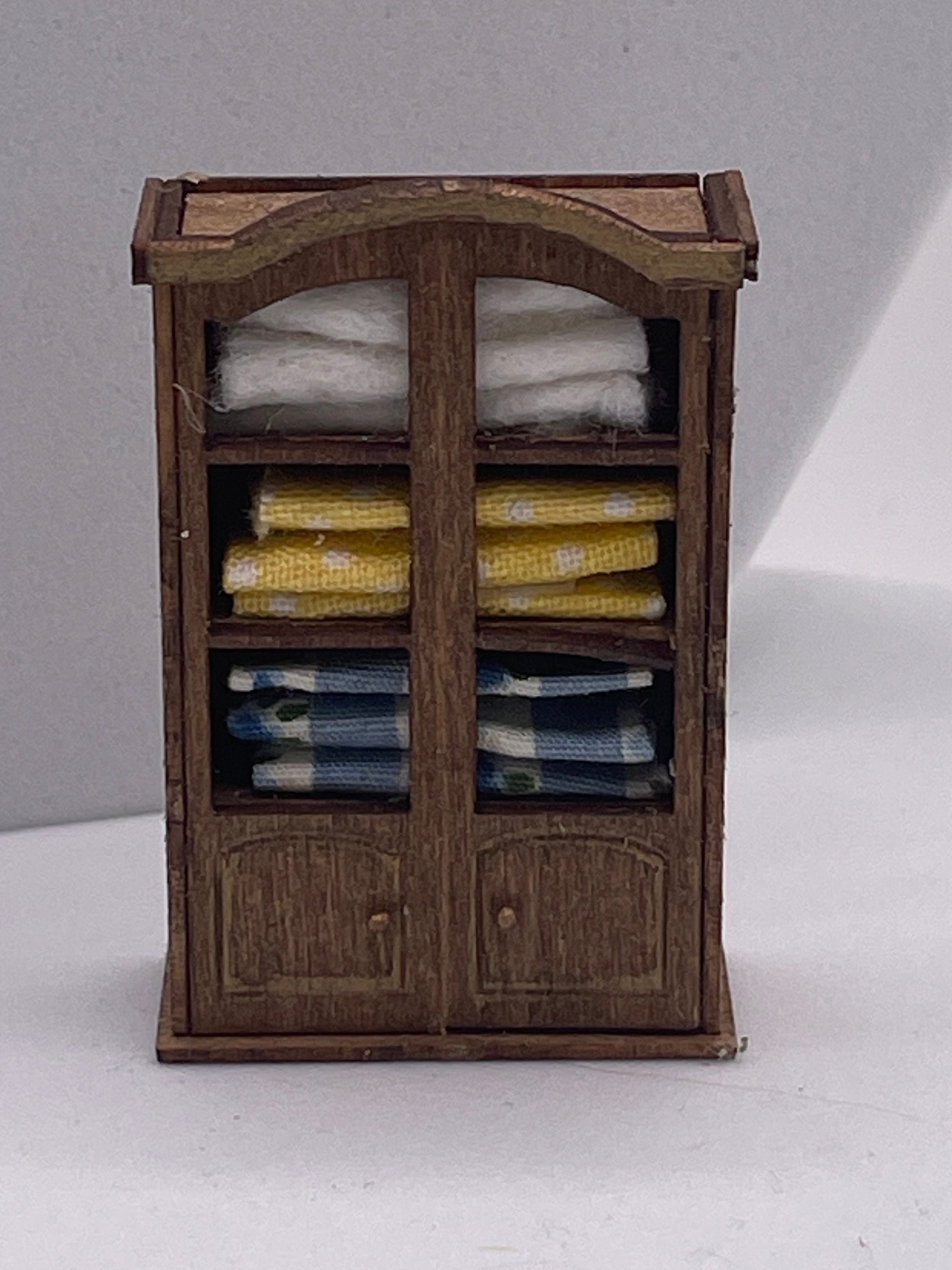 Dolls House 1/48th / 1:48 /Quarter Scale - Linen Cupboard