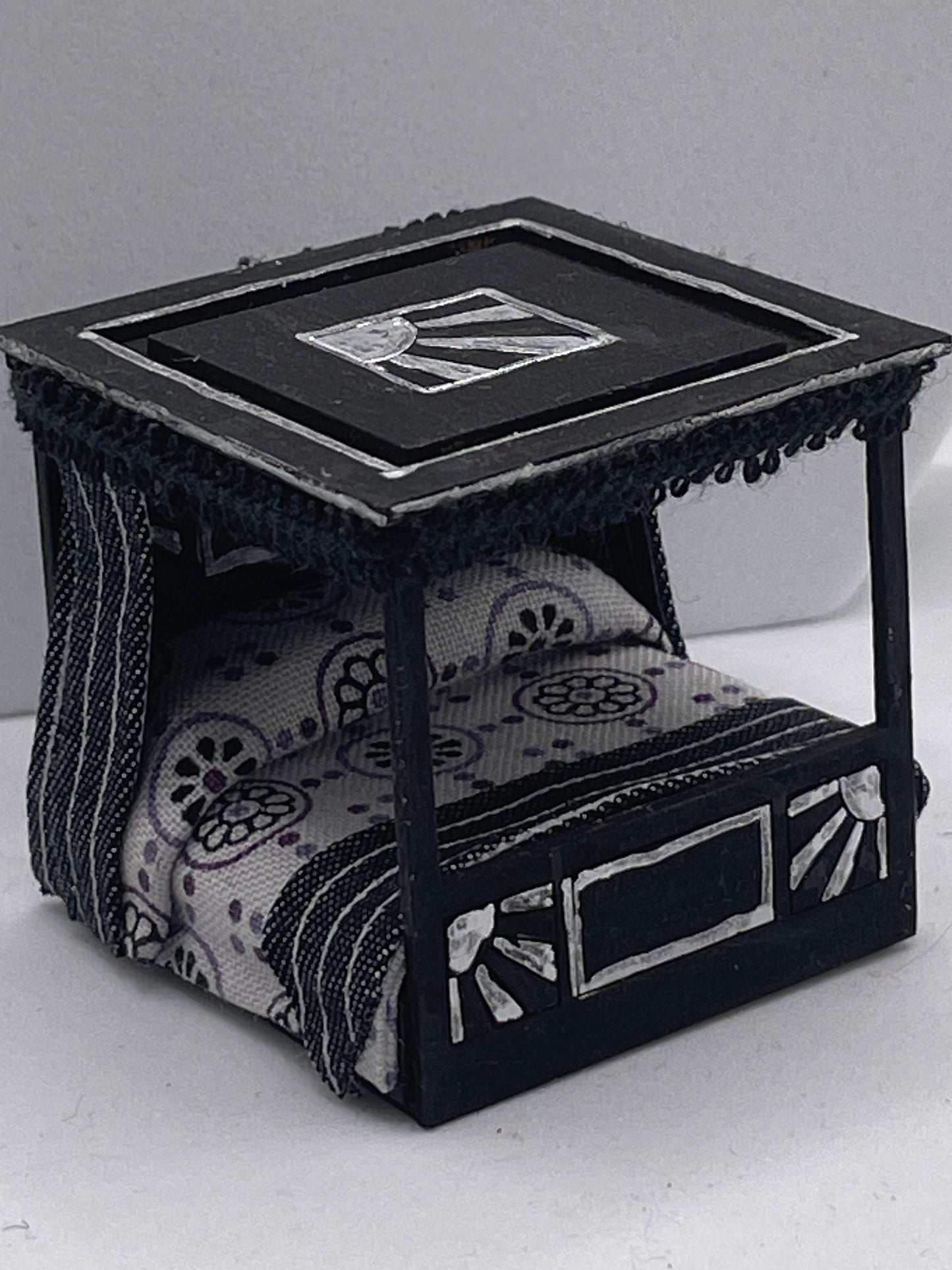 Dolls House 1/48th / 1:48 /Quarter Scale -  Deco Four Poster bed - Eva