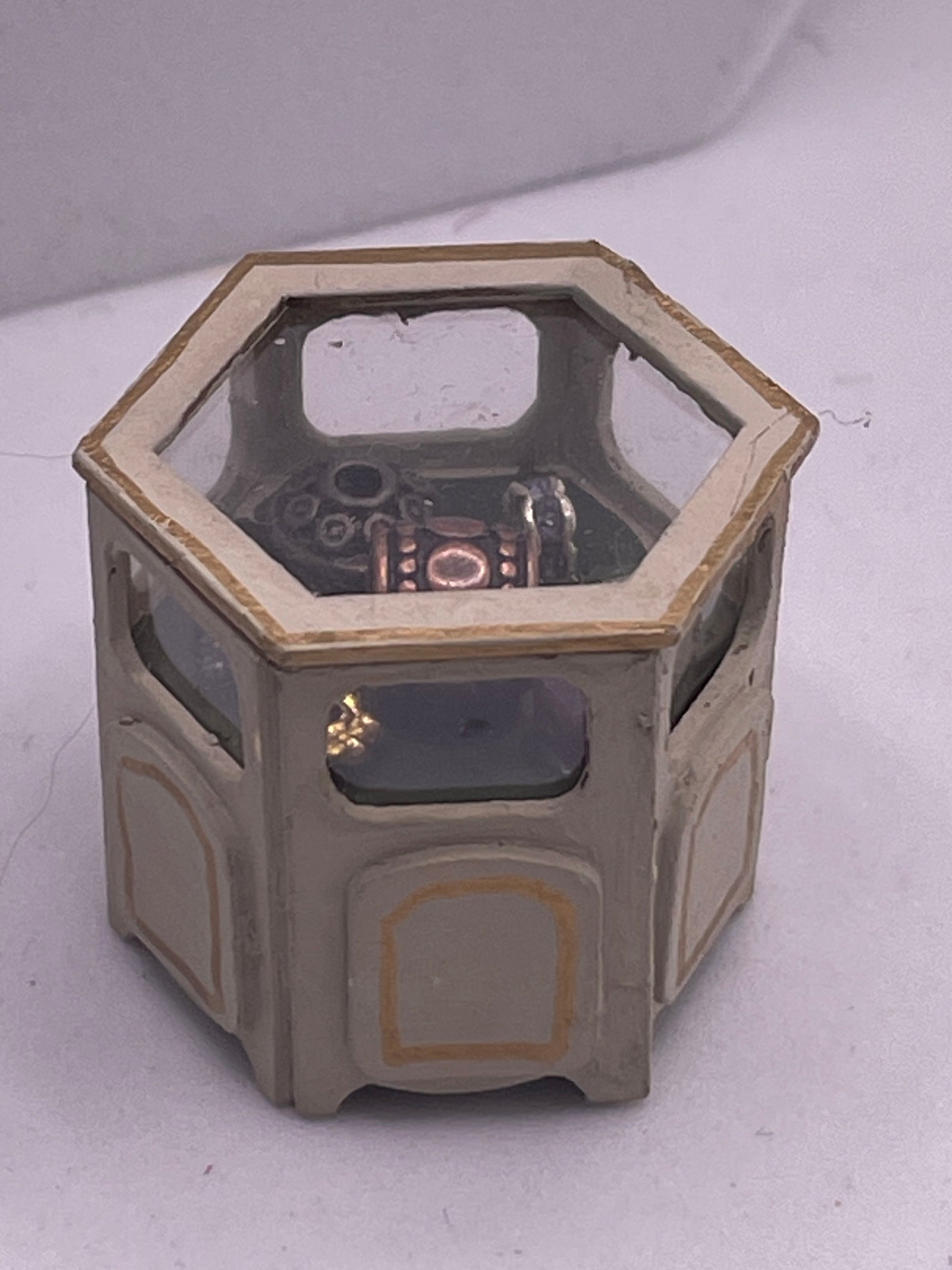 Dolls House 1/48th / 1:48 /Quarter Scale - Hex. Shop Counter / Curio Display