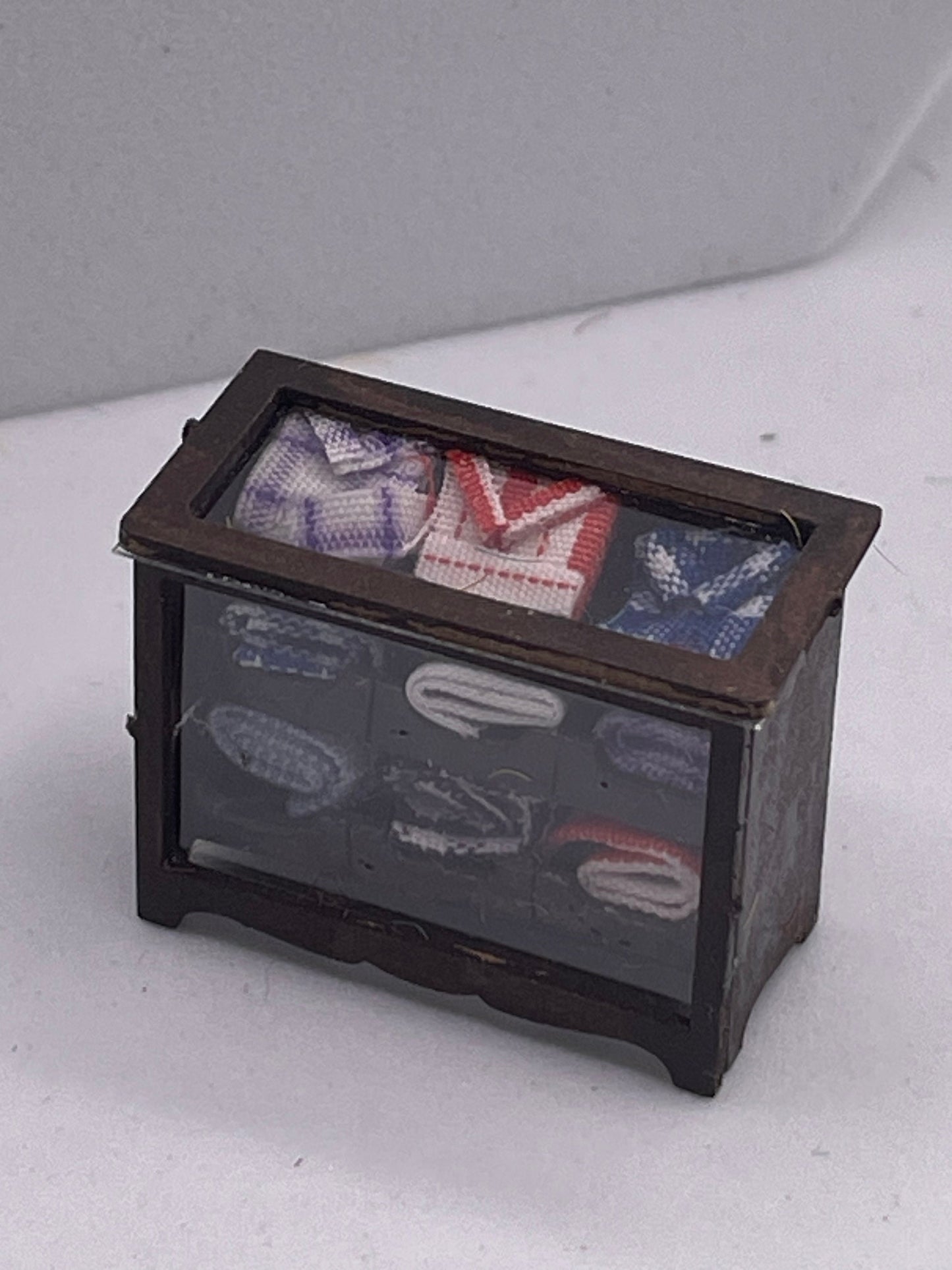 Dolls House 1/48th / 1:48 /Quarter Scale - Shop Counter / Shirt Display