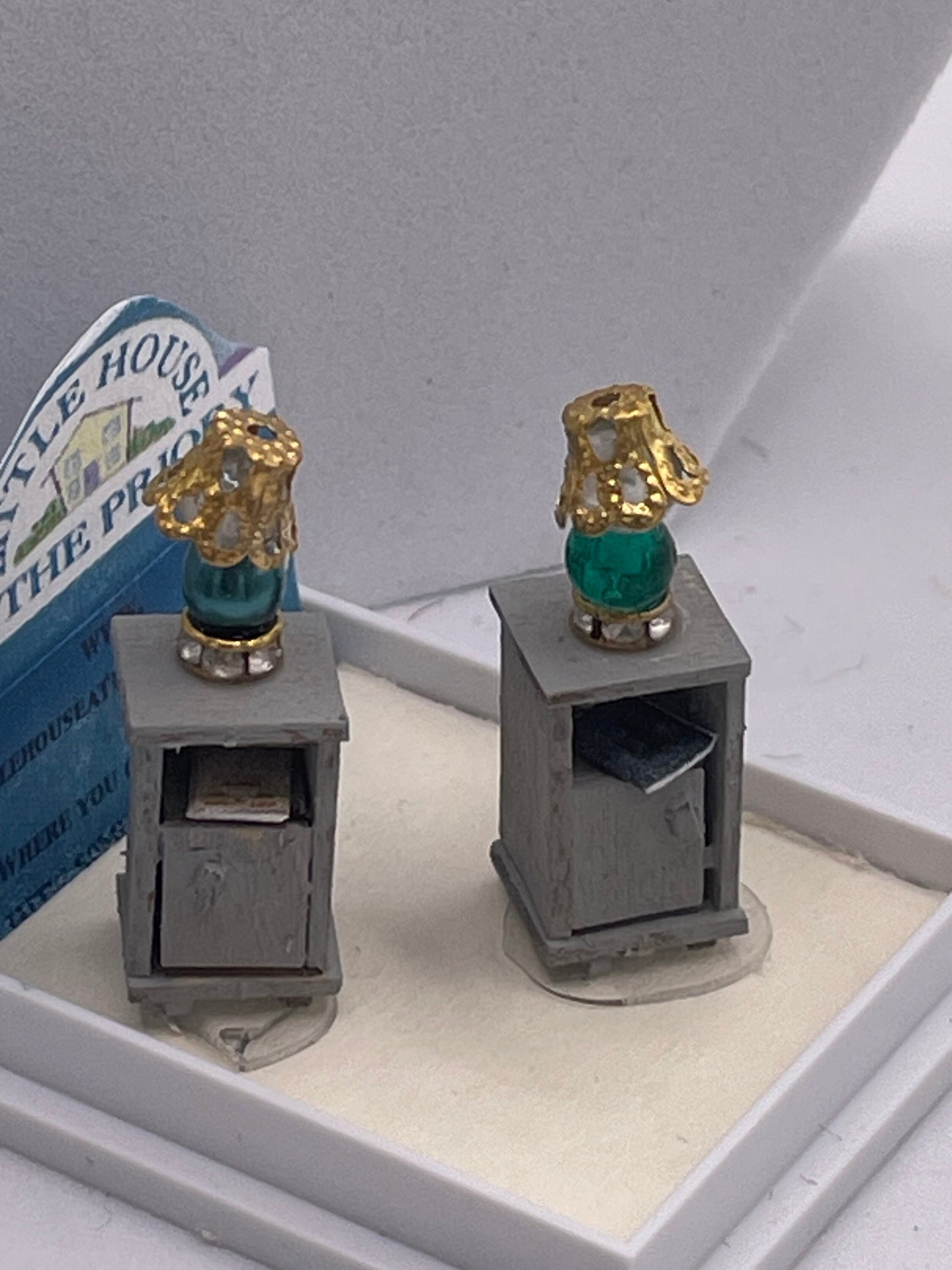 Dolls House 1/48th / 1:48 /Quarter Scale - s/2 Bedside Tables