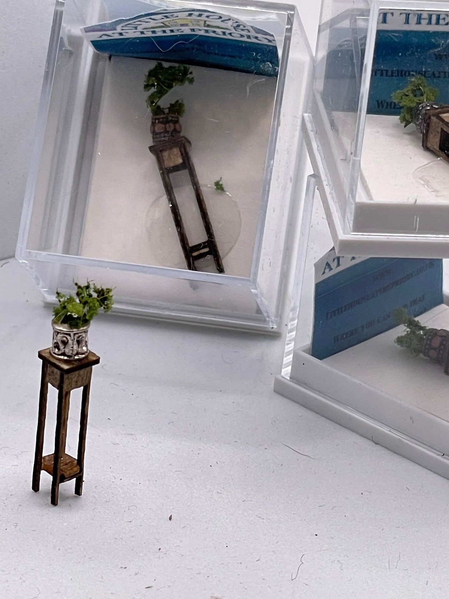 Dolls House 1/48th / 1:48 /Quarter Scale - Tall Plant Stand Table