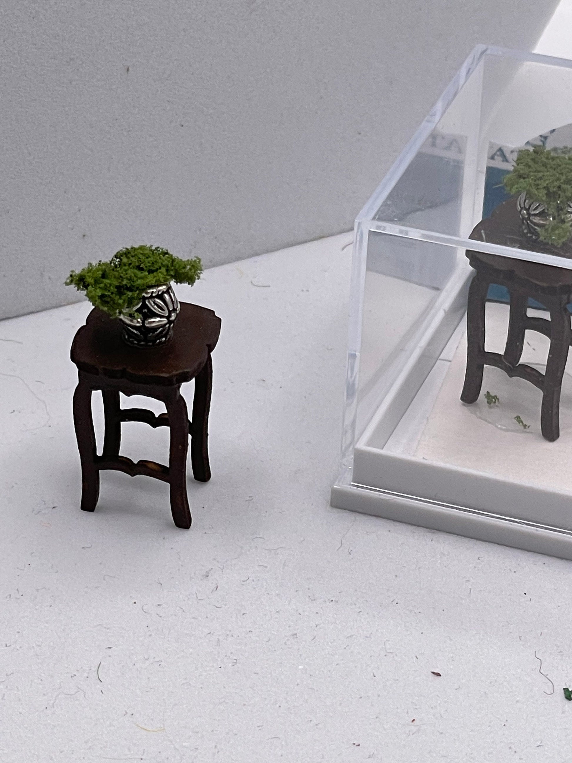 Dolls House 1/48th / 1:48 /Quarter Scale - Table with plant