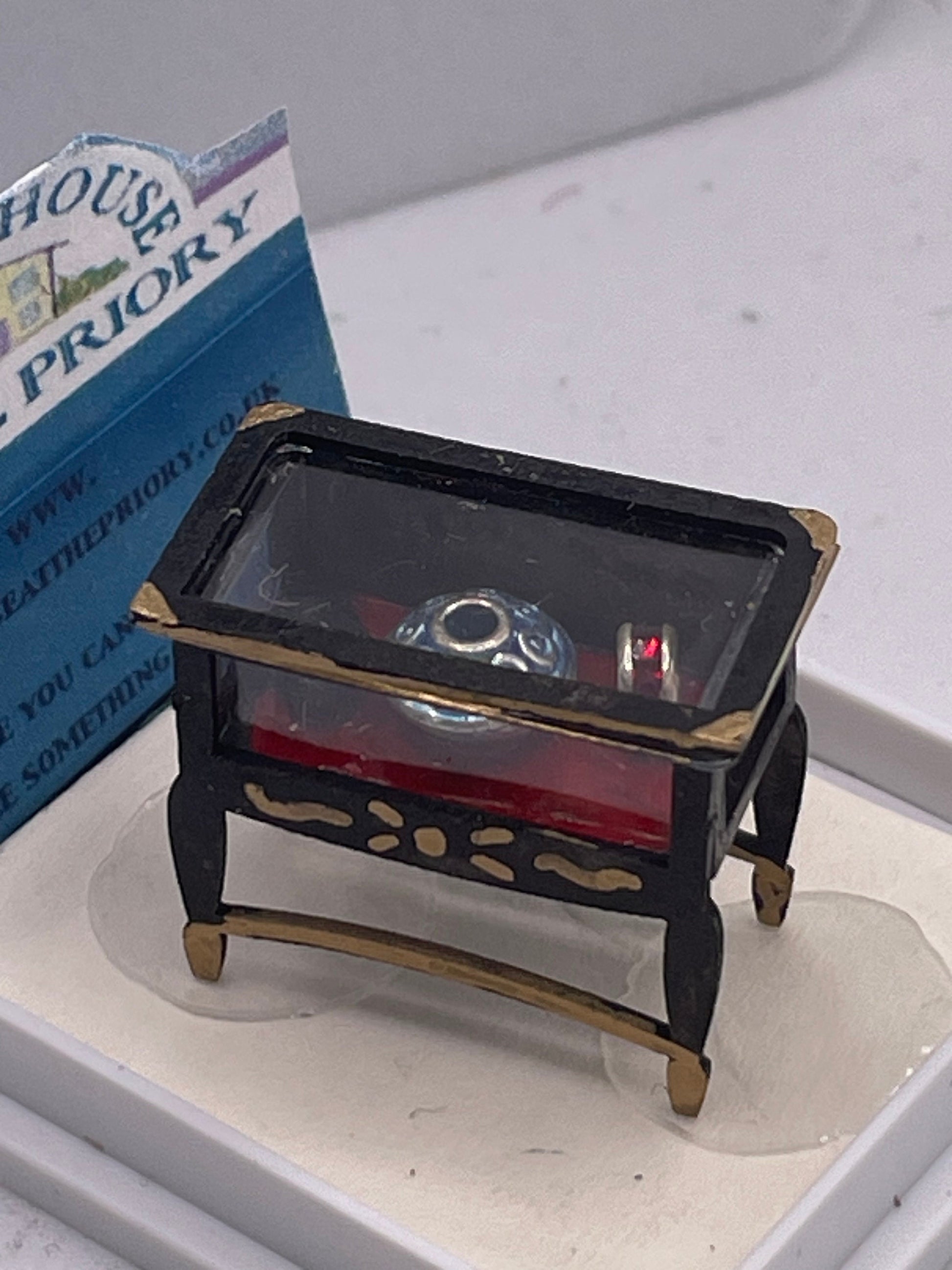 Dolls House 1/48th / 1:48 /Quarter Scale - Curio Table