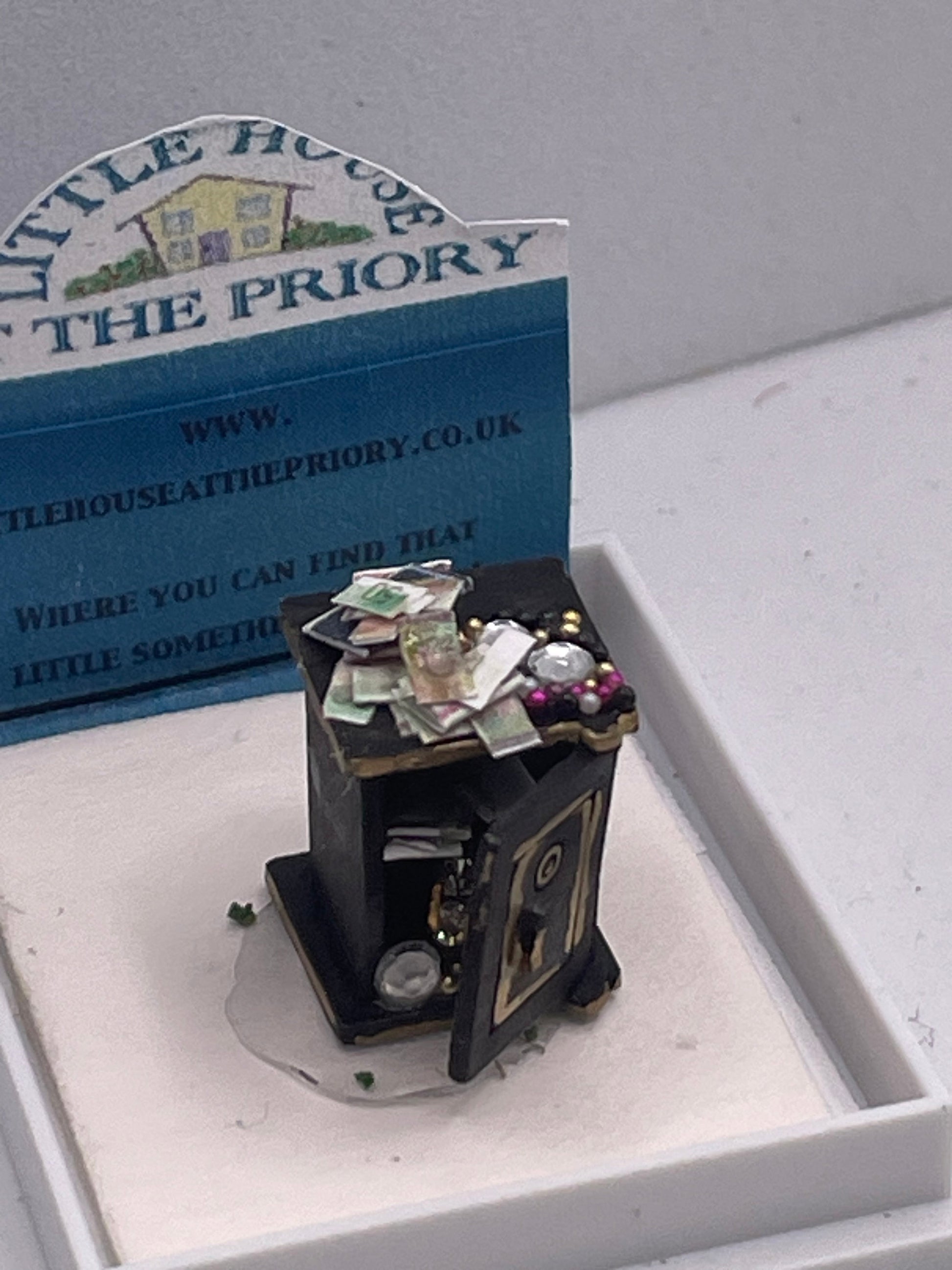 Dolls House 1/48th / 1:48 /Quarter Scale - safe