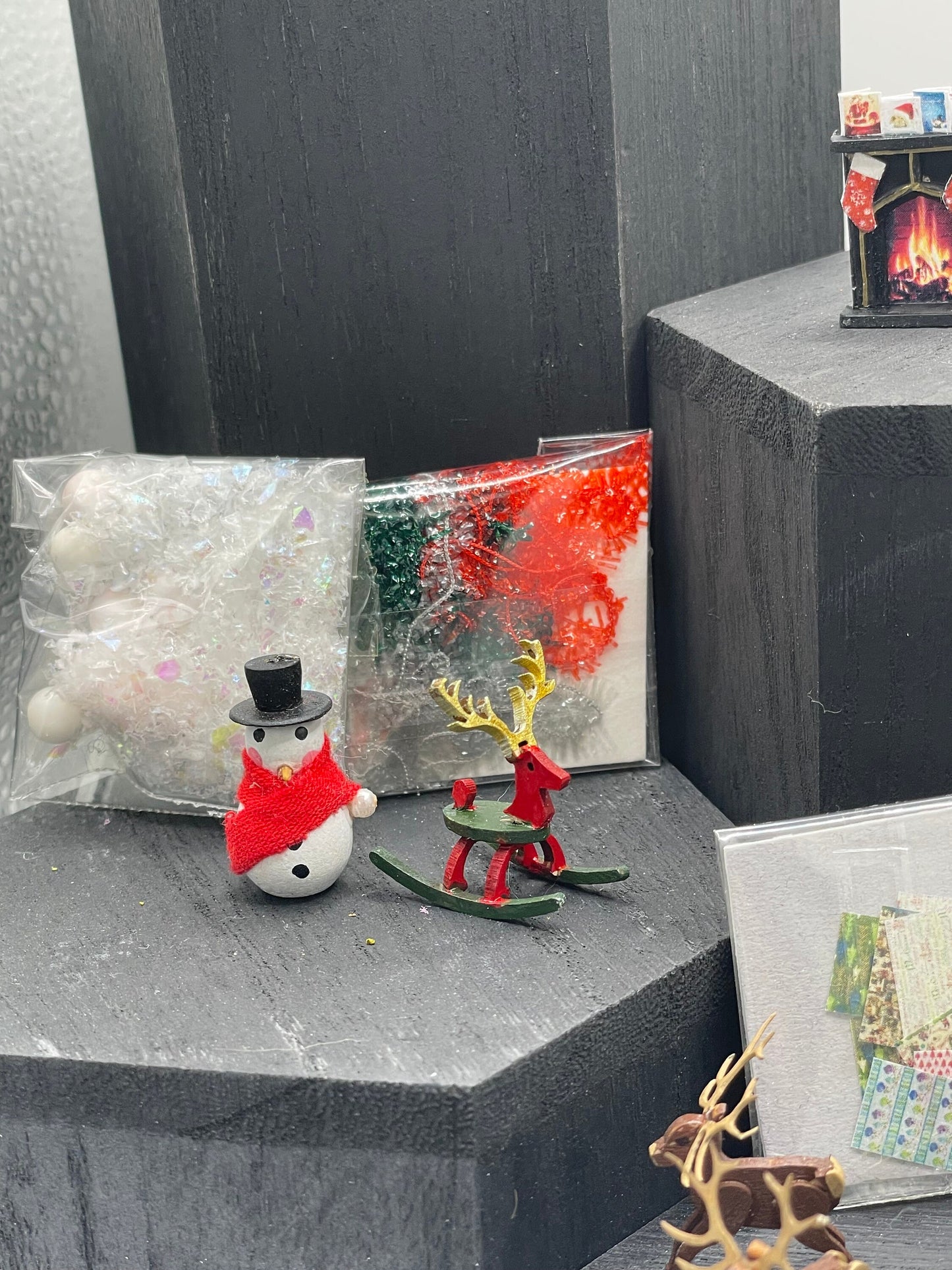 DOLLS HOUSE MINIATURES - 1/48th room box - Christmas