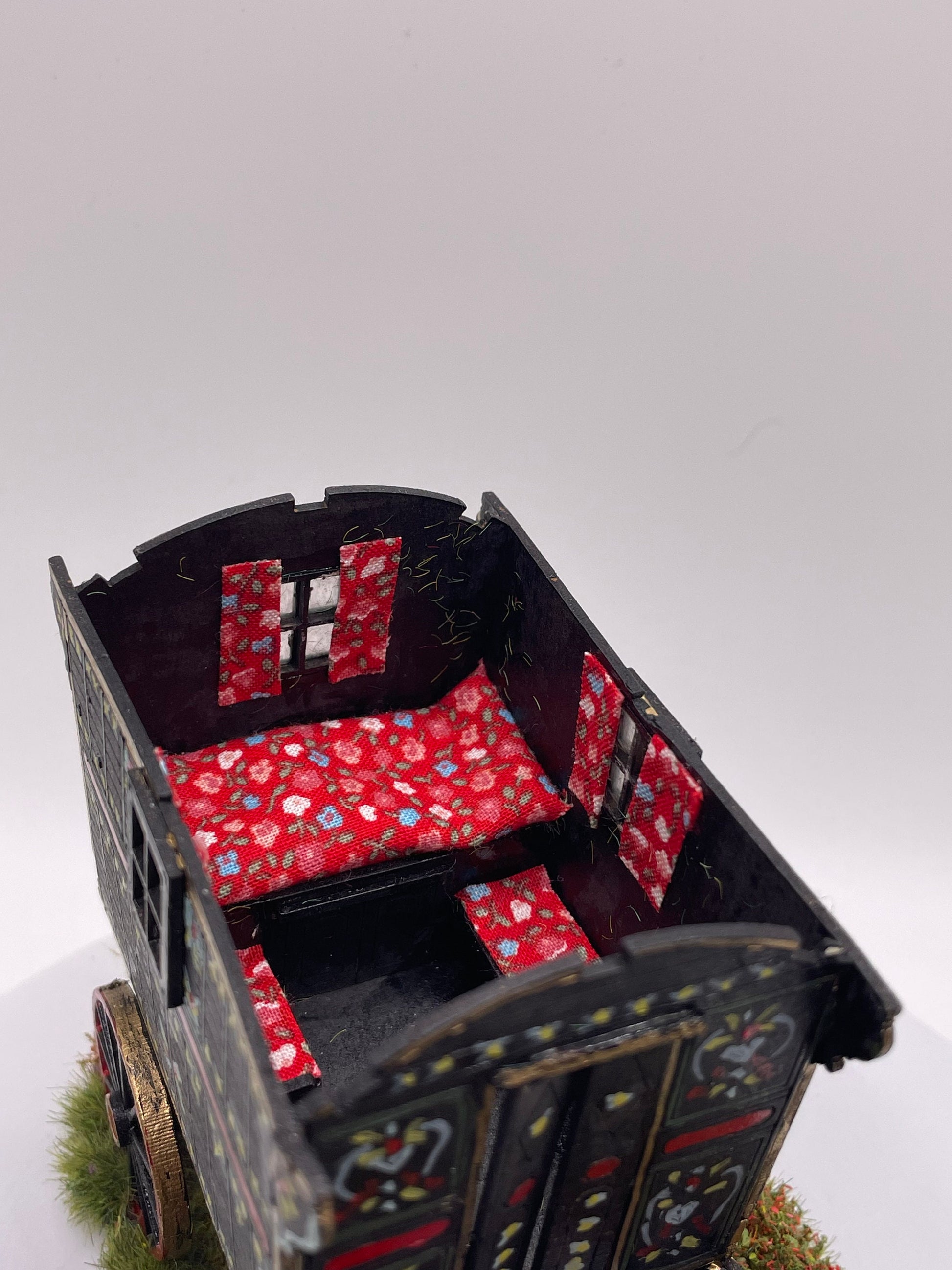 Dolls House Miniatures ( 1/48th - 1:48th - 1/4" - Quarter Inch Scale ) - Hand Made Gypsy Caravan Scene