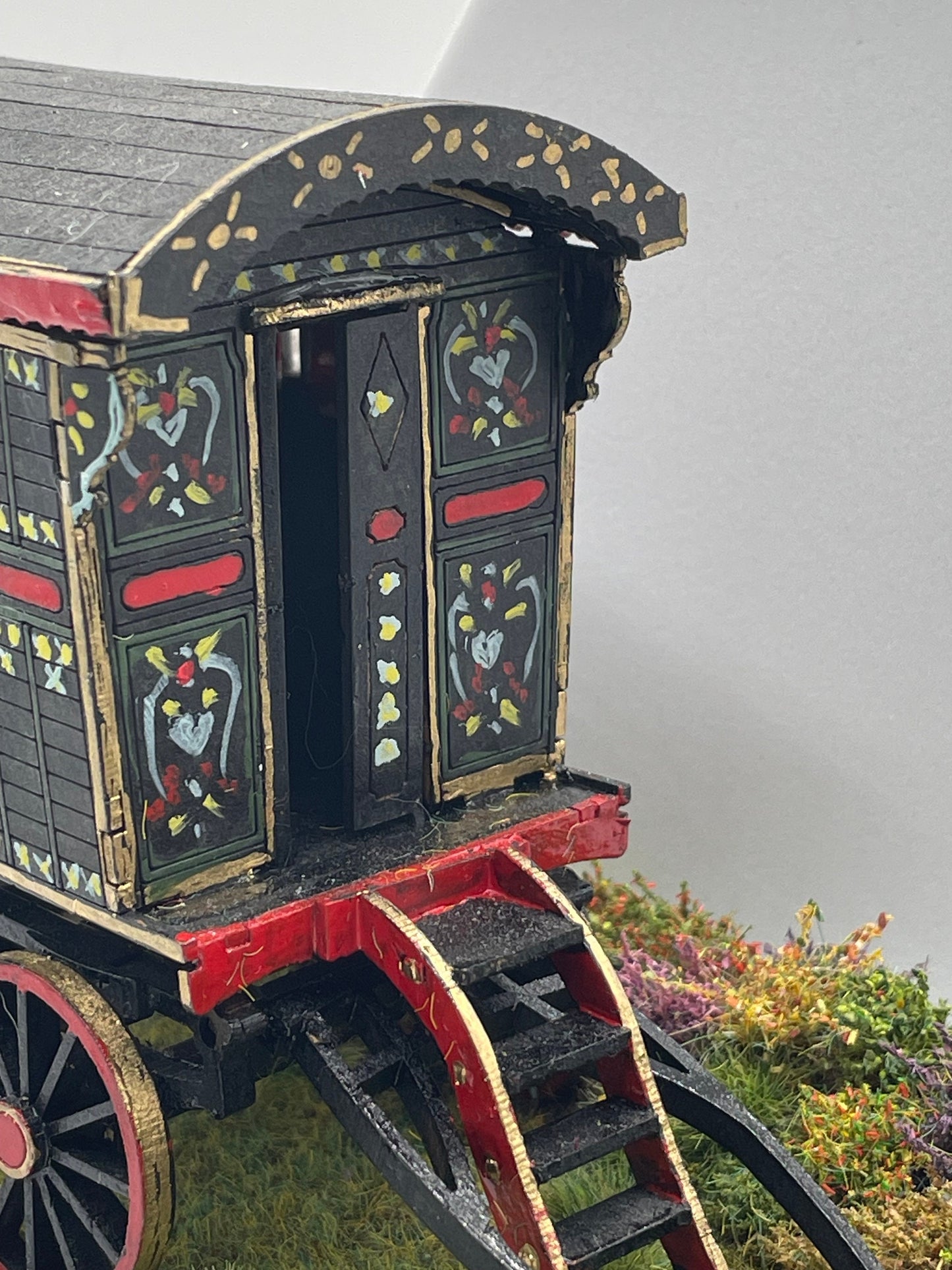 Dolls House Miniatures ( 1/48th - 1:48th - 1/4" - Quarter Inch Scale ) - Hand Made Gypsy Caravan Scene