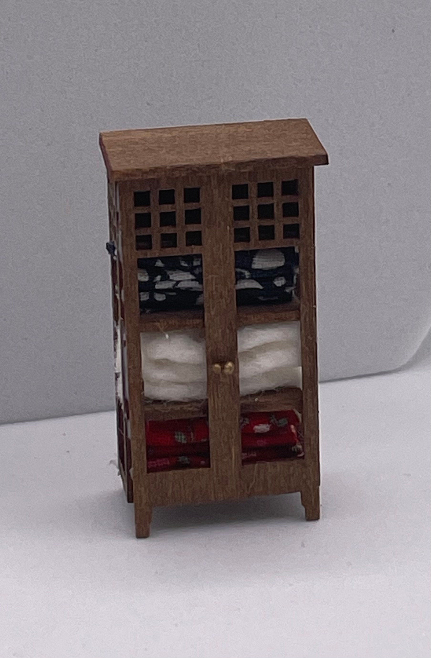 Dolls House 1/48th / 1:48 /Quarter Scale - Linen Cupboard