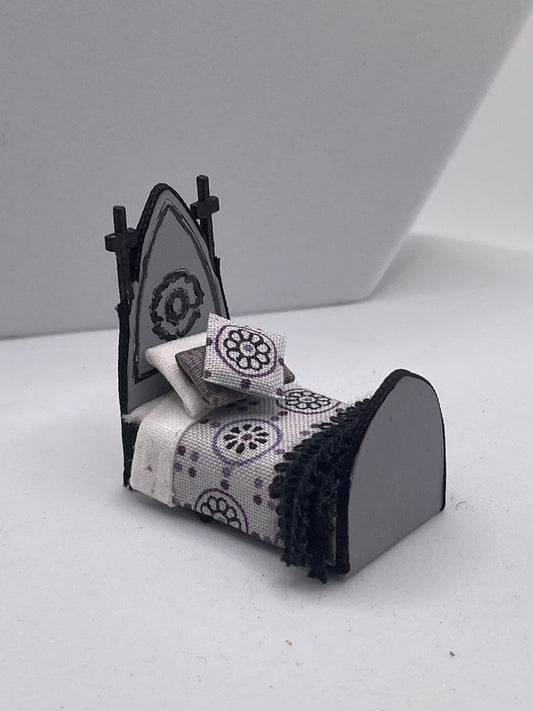 Dolls House Miniatures ( 1/48th - 1:48 - 1/4" - Quarter Inch Scale ) -  Gothic Single Bed (Ophelia / Elviera)
