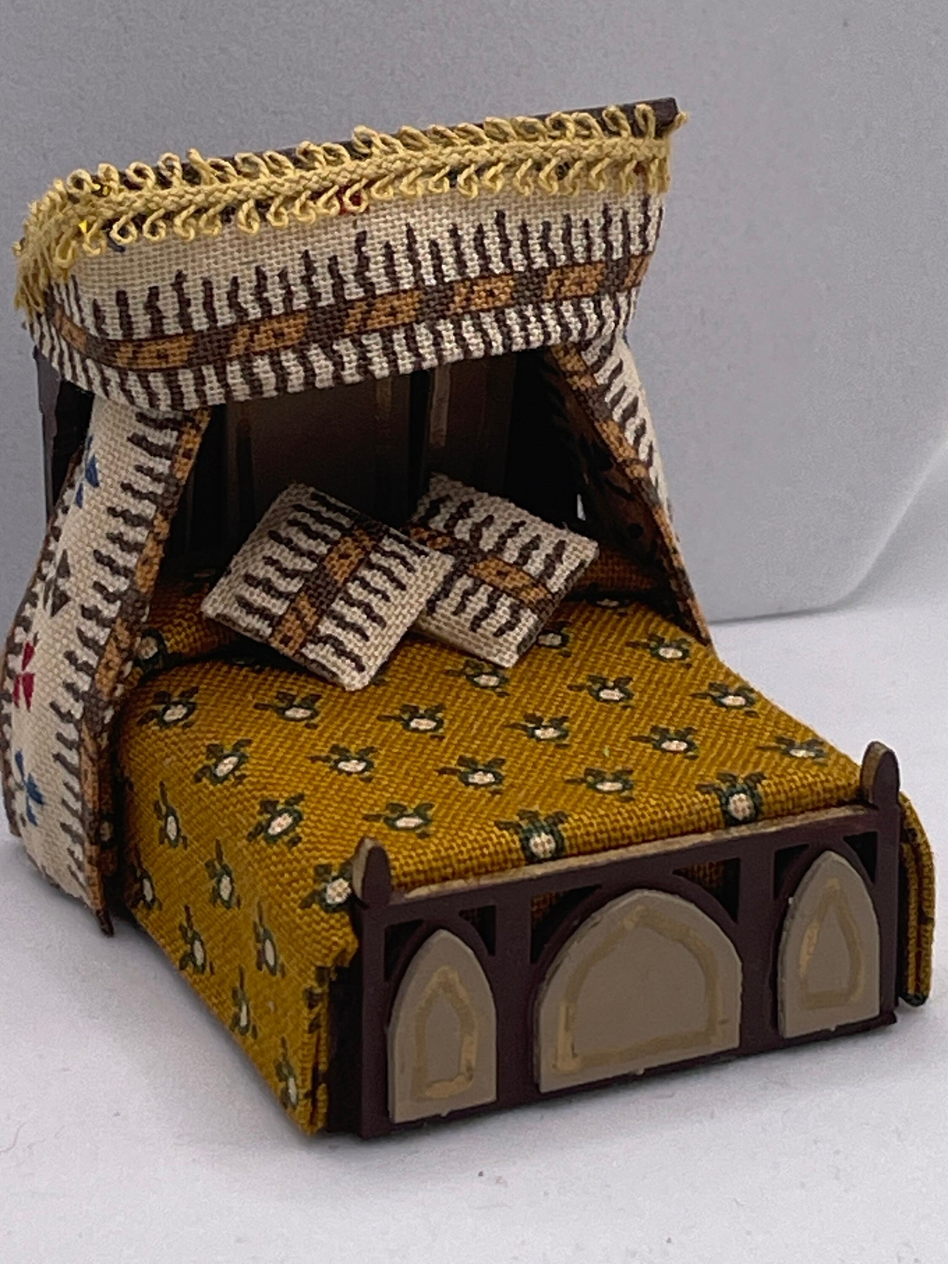 Dolls House Miniatures ( 1/48th - 1:48 - 1/4" - Quarter Inch Scale ) -  Half Tester Bed  - Joan