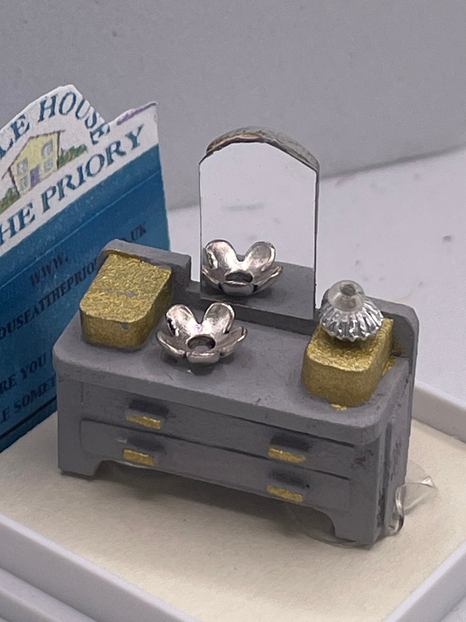 Dolls House 1/48th / 1:48 /Quarter Scale - dressing table