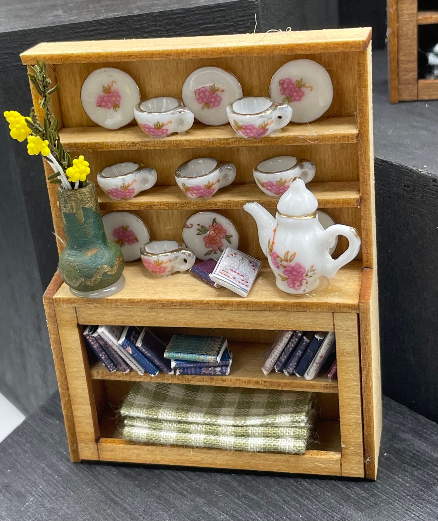 Dolls House Miniatures - 1/24th / 1:24th / Half Inch Scale Dresser / Hutch x 1 (5 options)