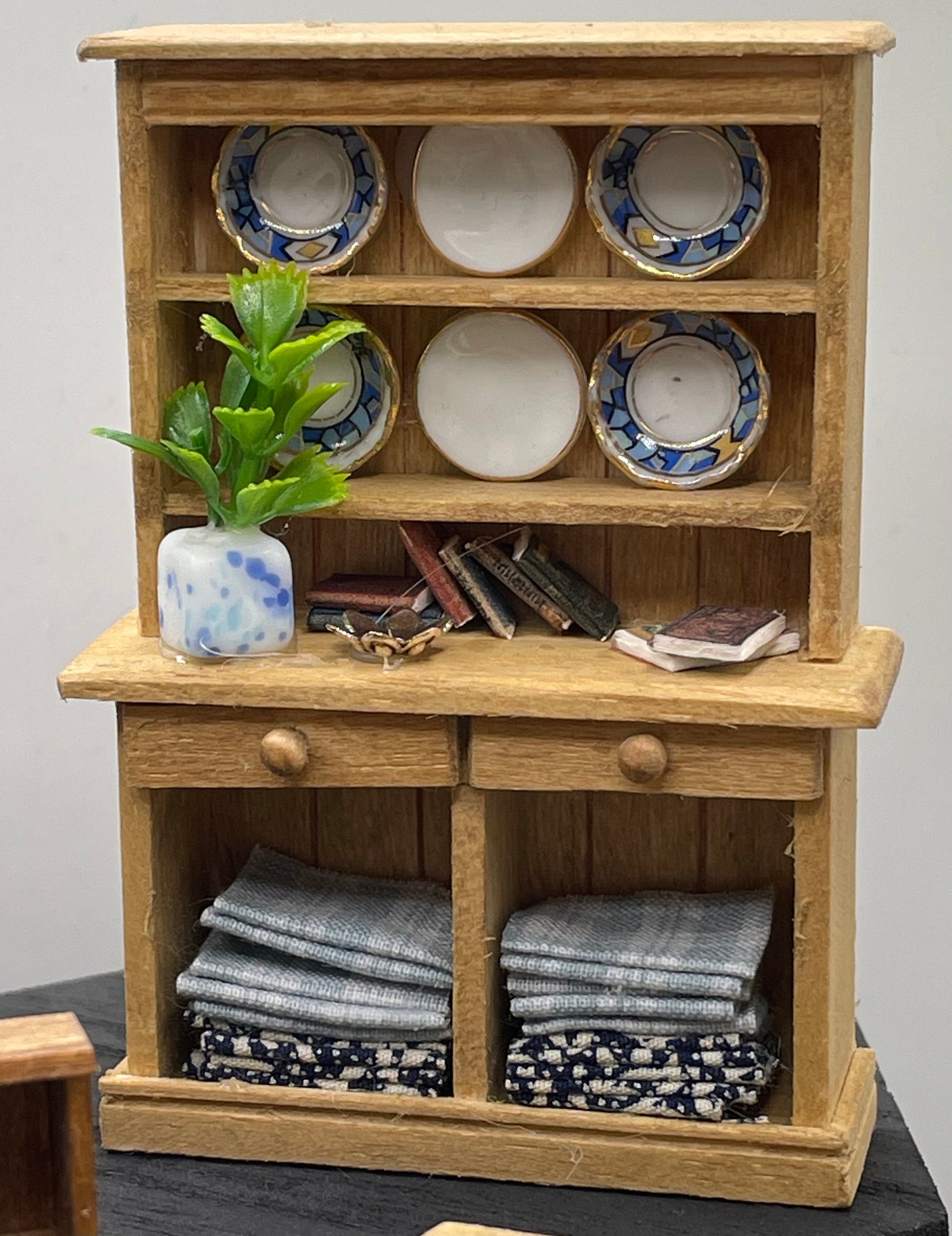 Dolls House Miniatures - 1/24th / 1:24th / Half Inch Scale Dresser / Hutch x 1 (5 options)