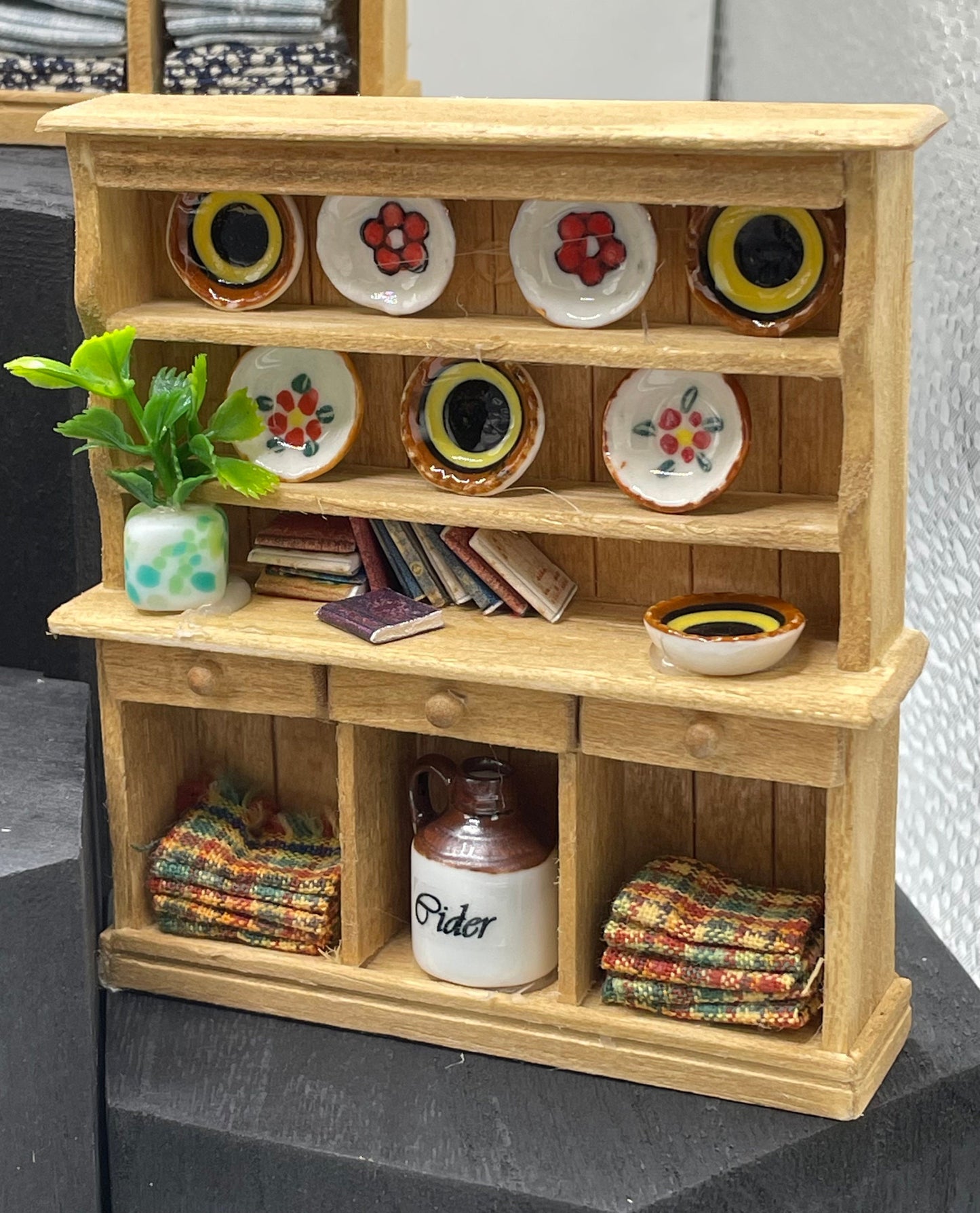 Dolls House Miniatures - 1/24th / 1:24th / Half Inch Scale Dresser / Hutch x 1 (5 options)