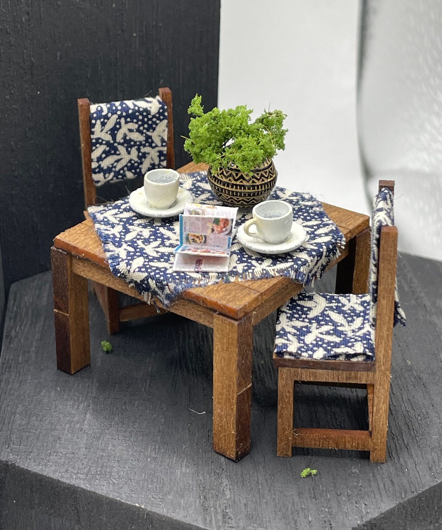 Dolls House Miniatures - 1/24th / 1:24th / Half Inch Scale Table / Chairs (5 options)