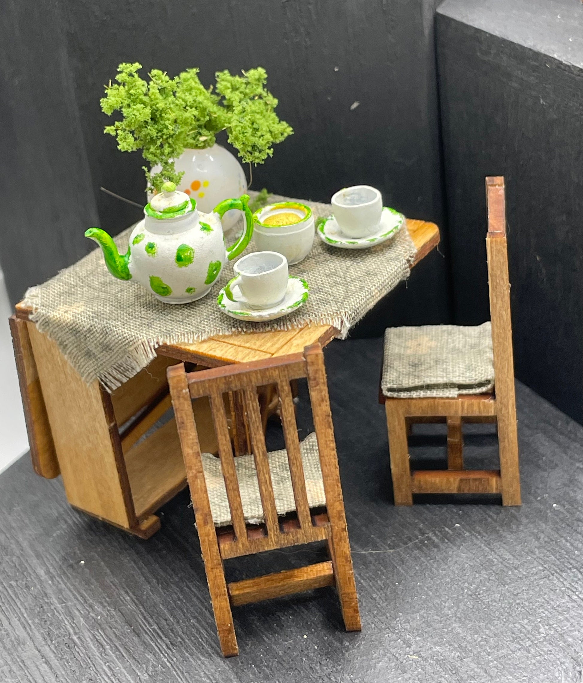 Dolls House Miniatures - 1/24th / 1:24th / Half Inch Scale Table / Chairs (5 options)