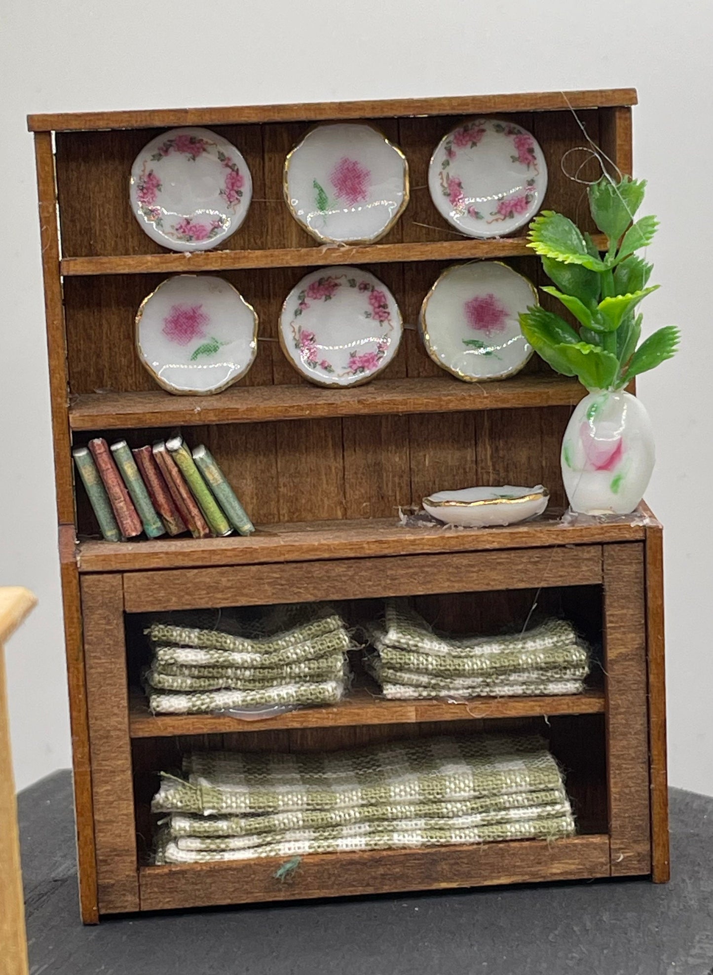 Dolls House Miniatures - 1/24th / 1:24th / Half Inch Scale Dresser / Hutch x 1 (5 options)