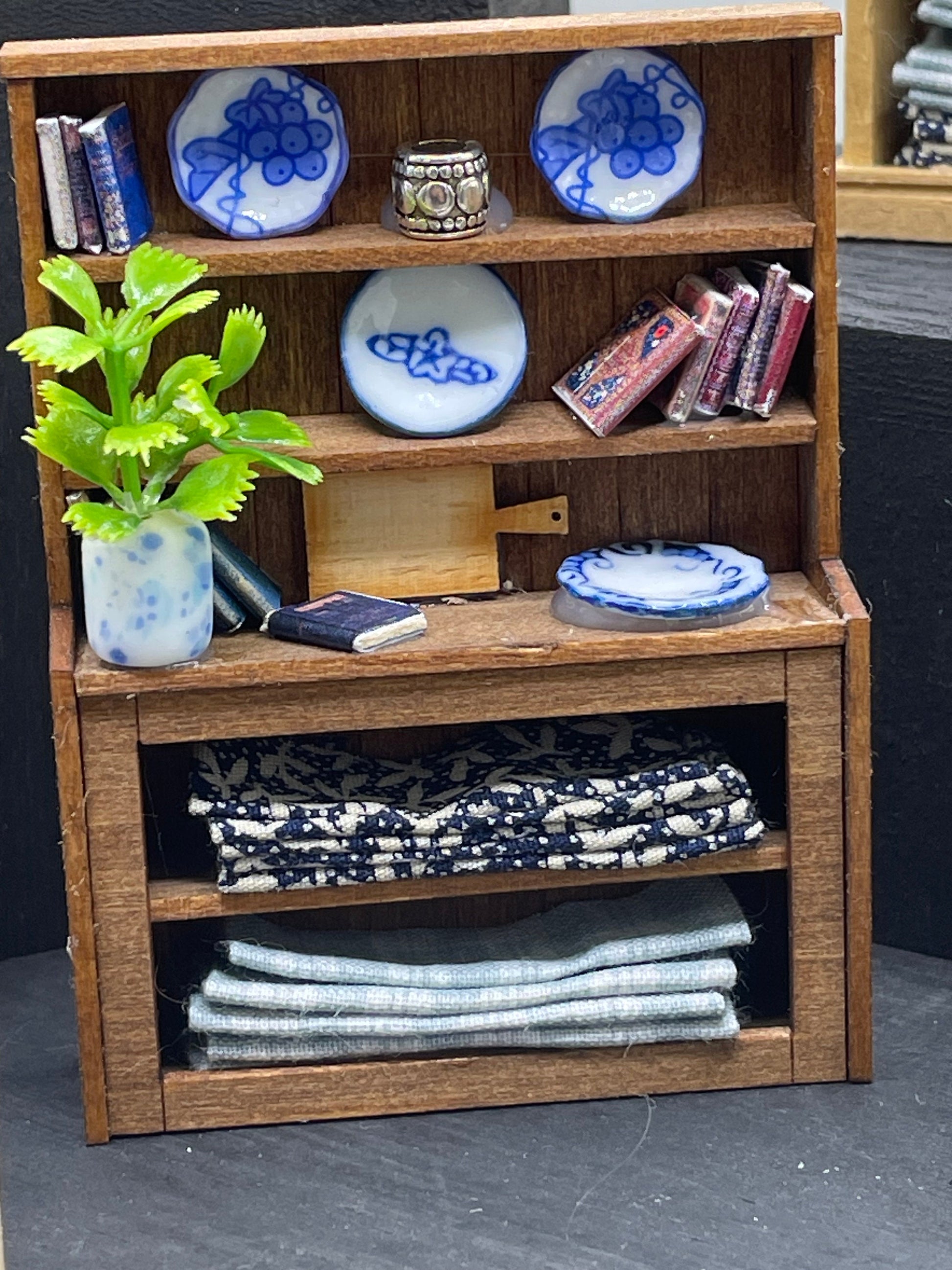 Dolls House Miniatures - 1/24th / 1:24th / Half Inch Scale Dresser / Hutch x 1 (5 options)