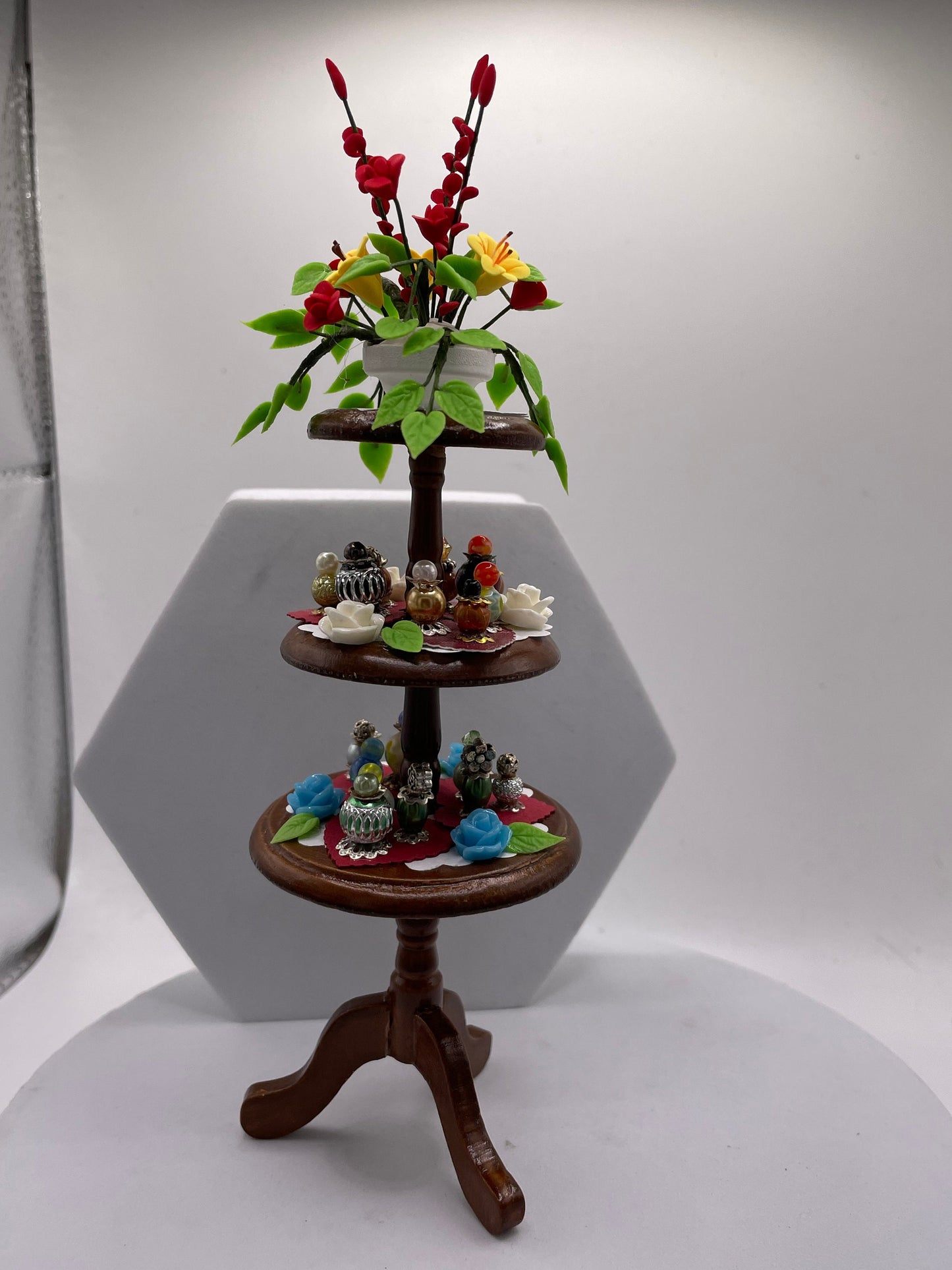Dolls House Miniatures - 1/12th Perfume Wot Not x1
