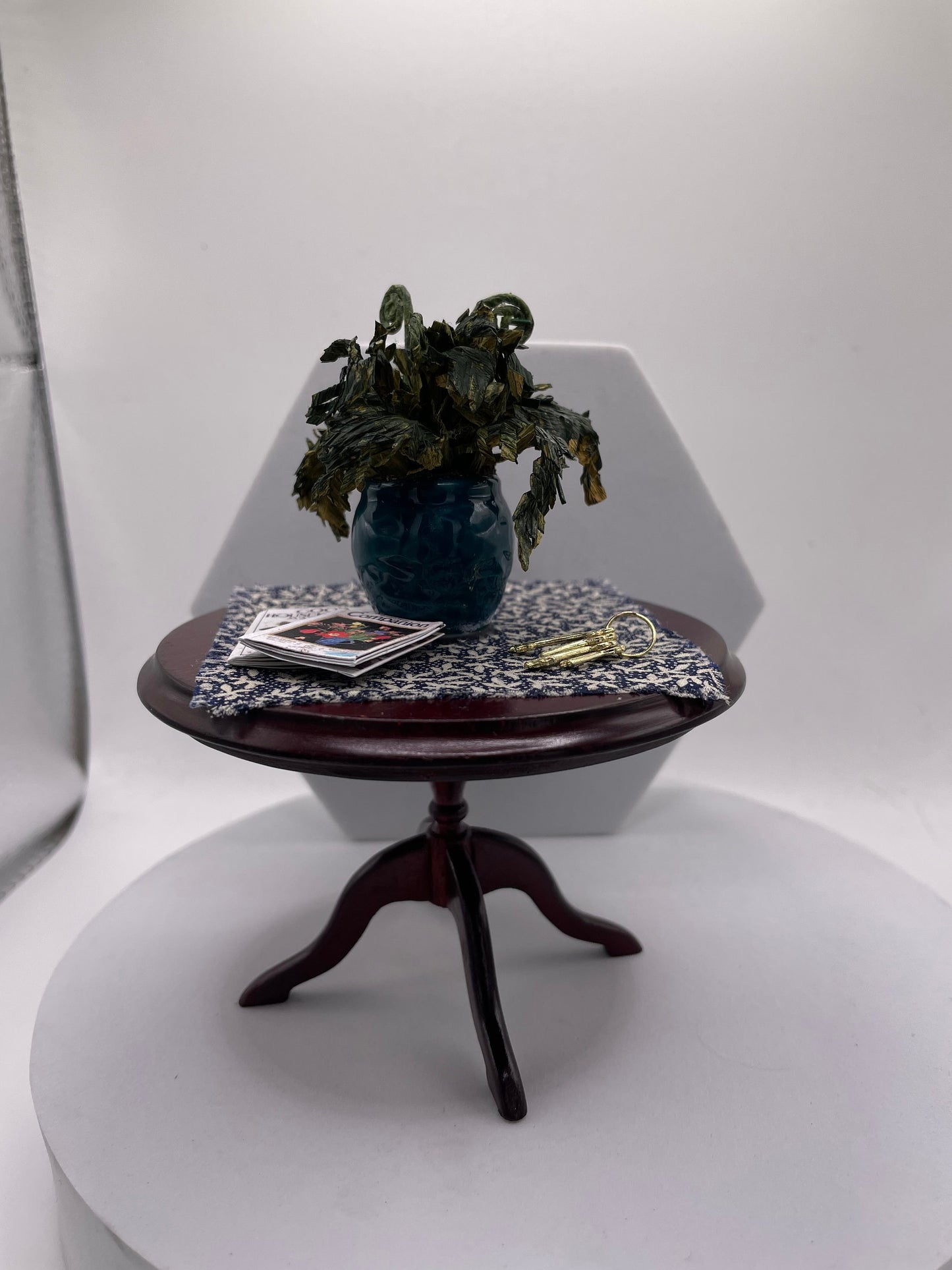 Dolls House Miniatures - 1/12th Occasional Table