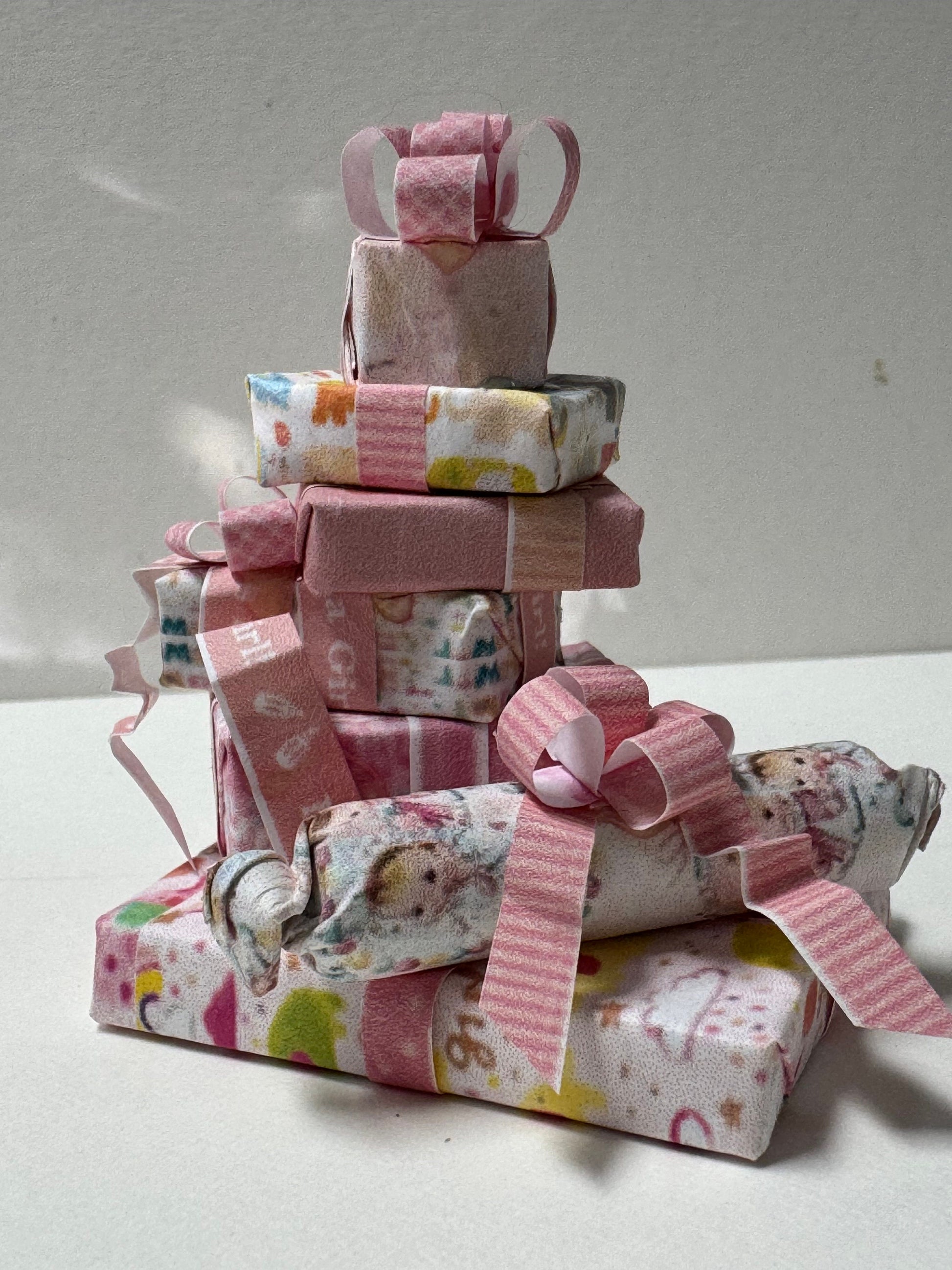 DOLLS HOUSE MINIATURES - 1/12th scale (1 inch) stack of stack of  Presents (Wedding, Birthday, baby etc)