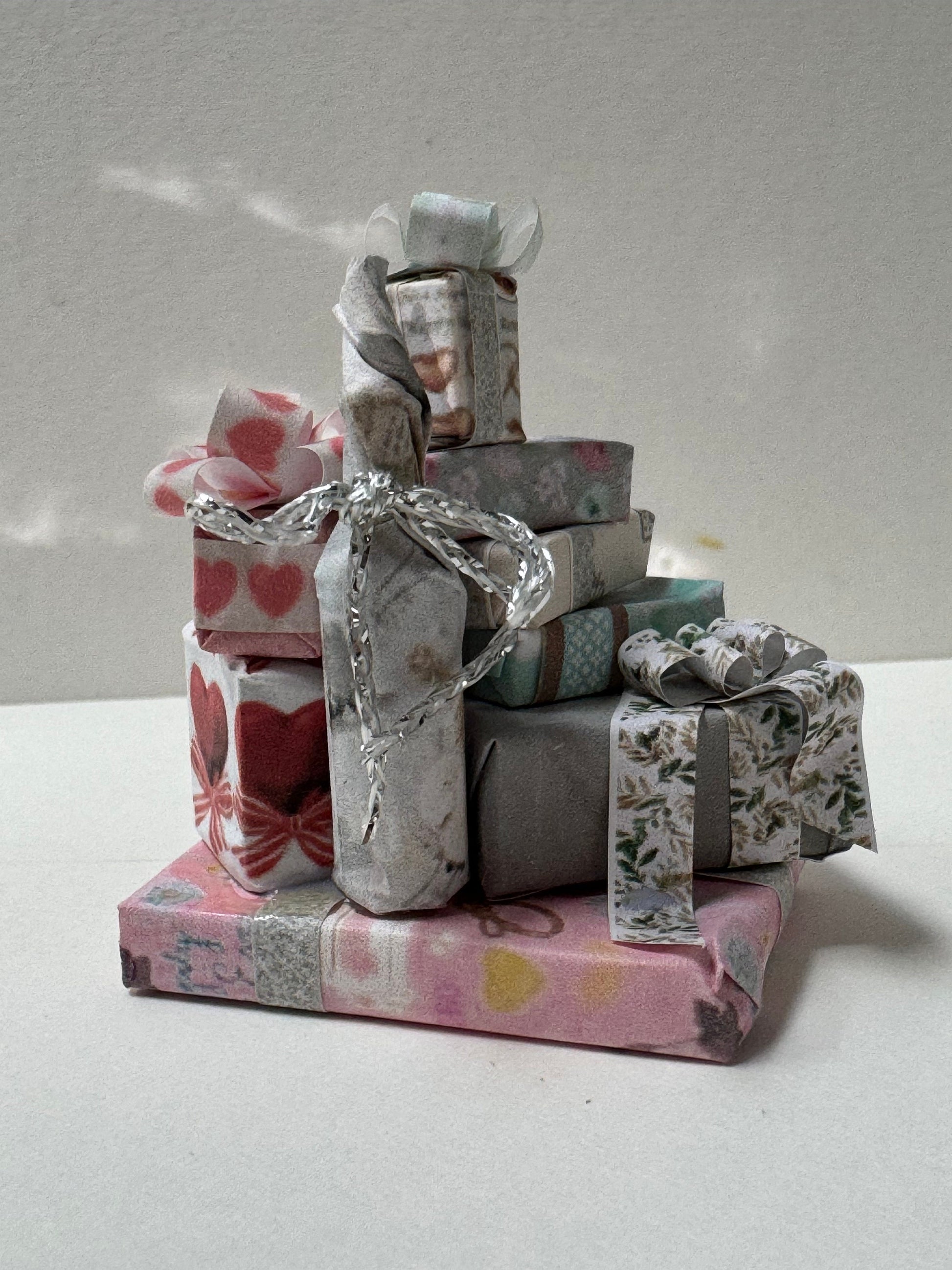 DOLLS HOUSE MINIATURES - 1/12th scale (1 inch) stack of stack of  Presents (Wedding, Birthday, baby etc)