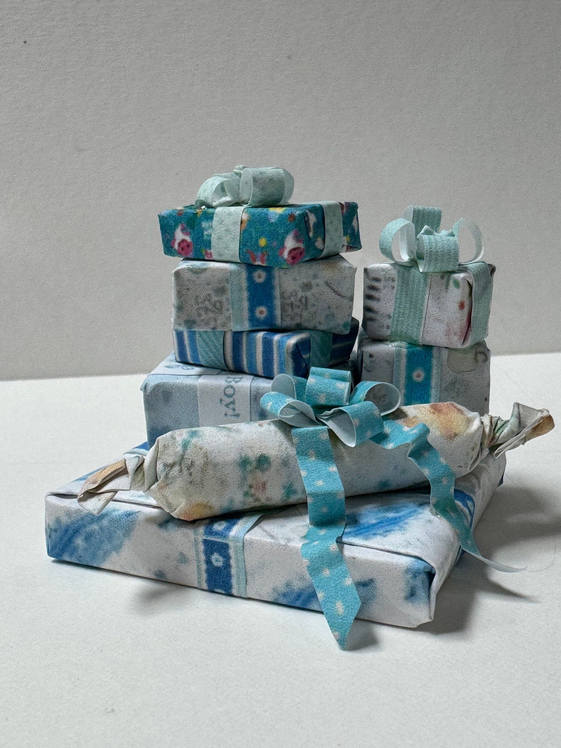 DOLLS HOUSE MINIATURES - 1/12th scale (1 inch) stack of stack of  Presents (Wedding, Birthday, baby etc)