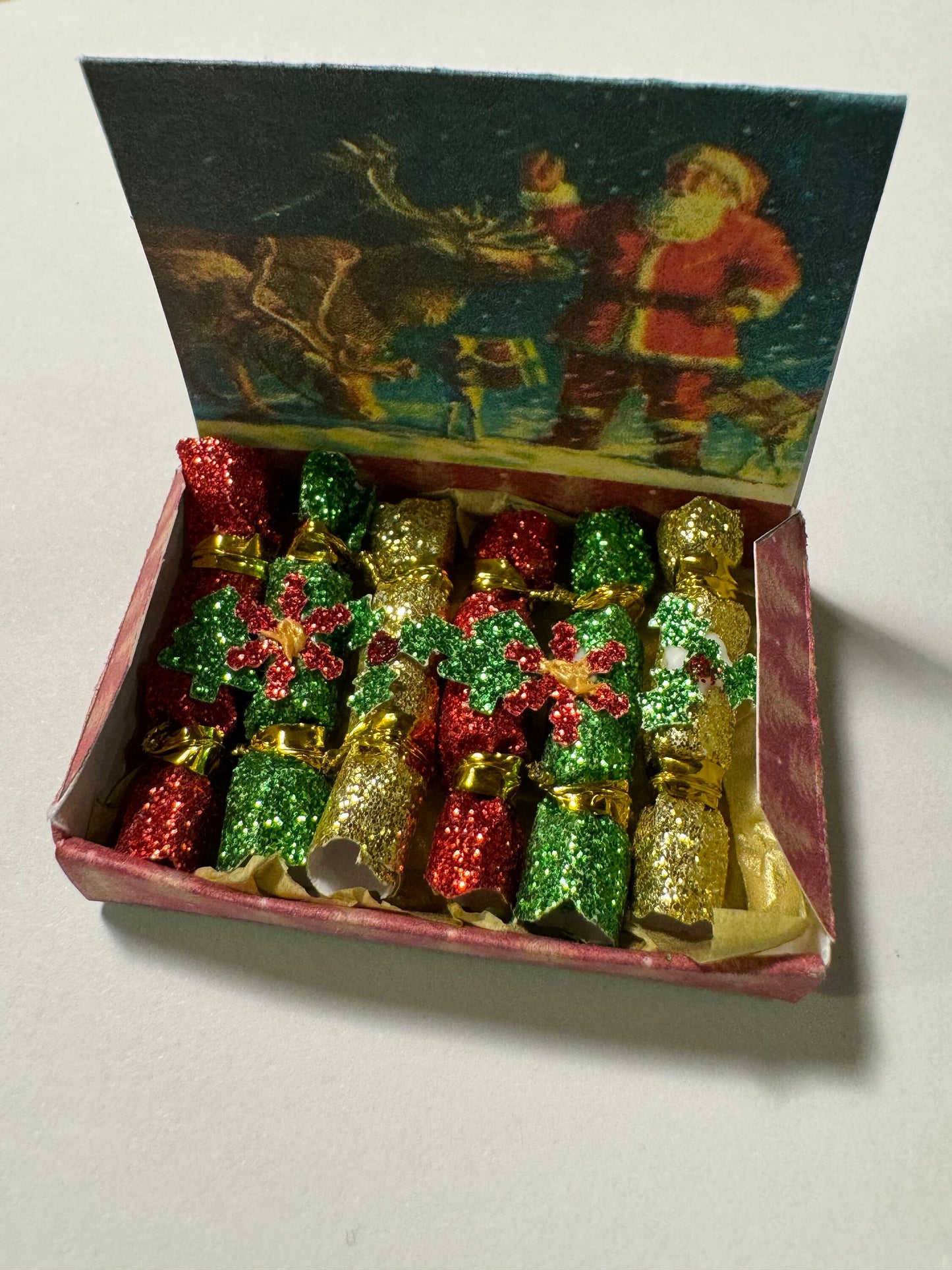 DOLLS HOUSE MINIATURES - 1/12th scale (1 inch) christmas crackers in box  (6 options)