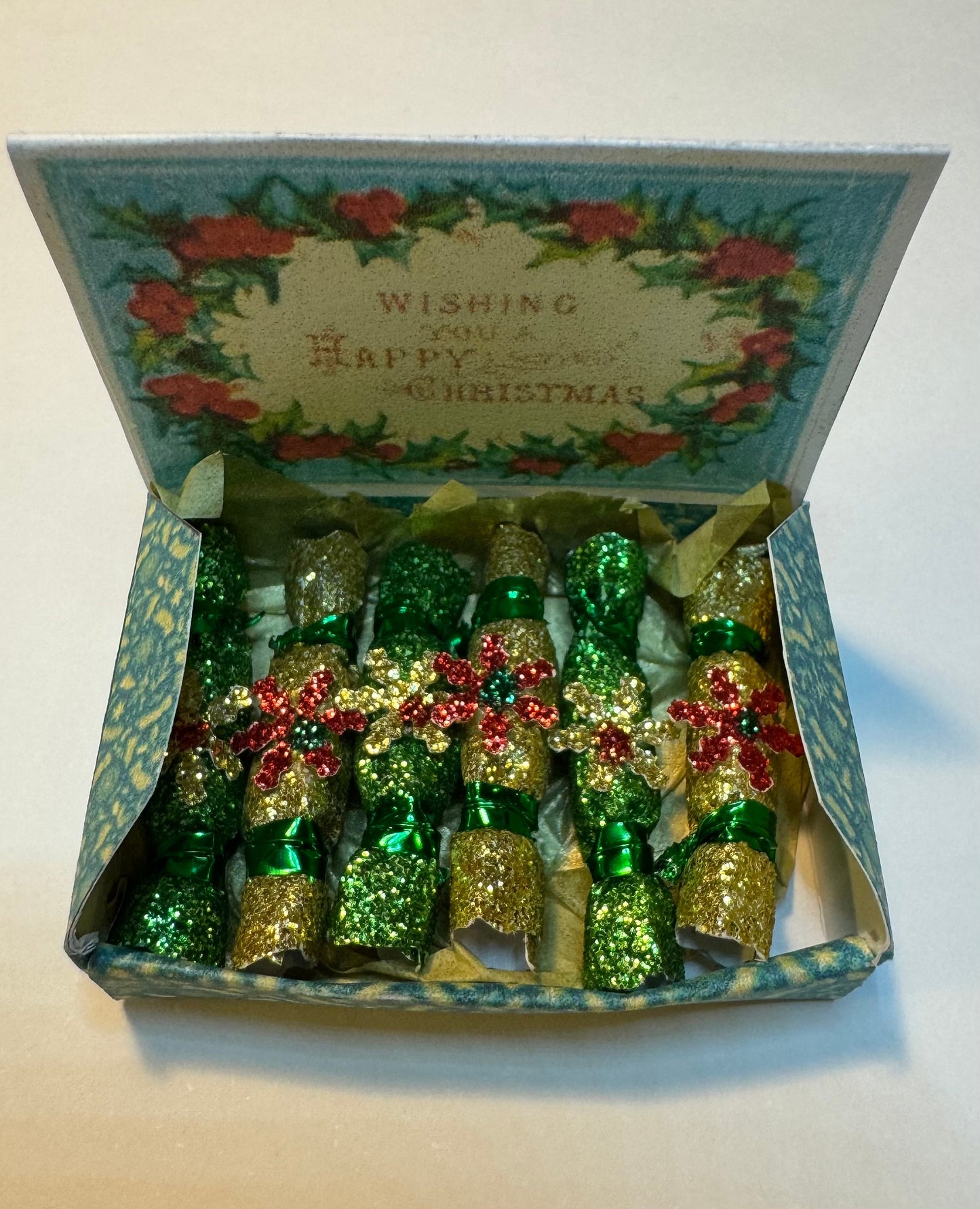DOLLS HOUSE MINIATURES - 1/12th scale (1 inch) christmas crackers in box  (6 options)