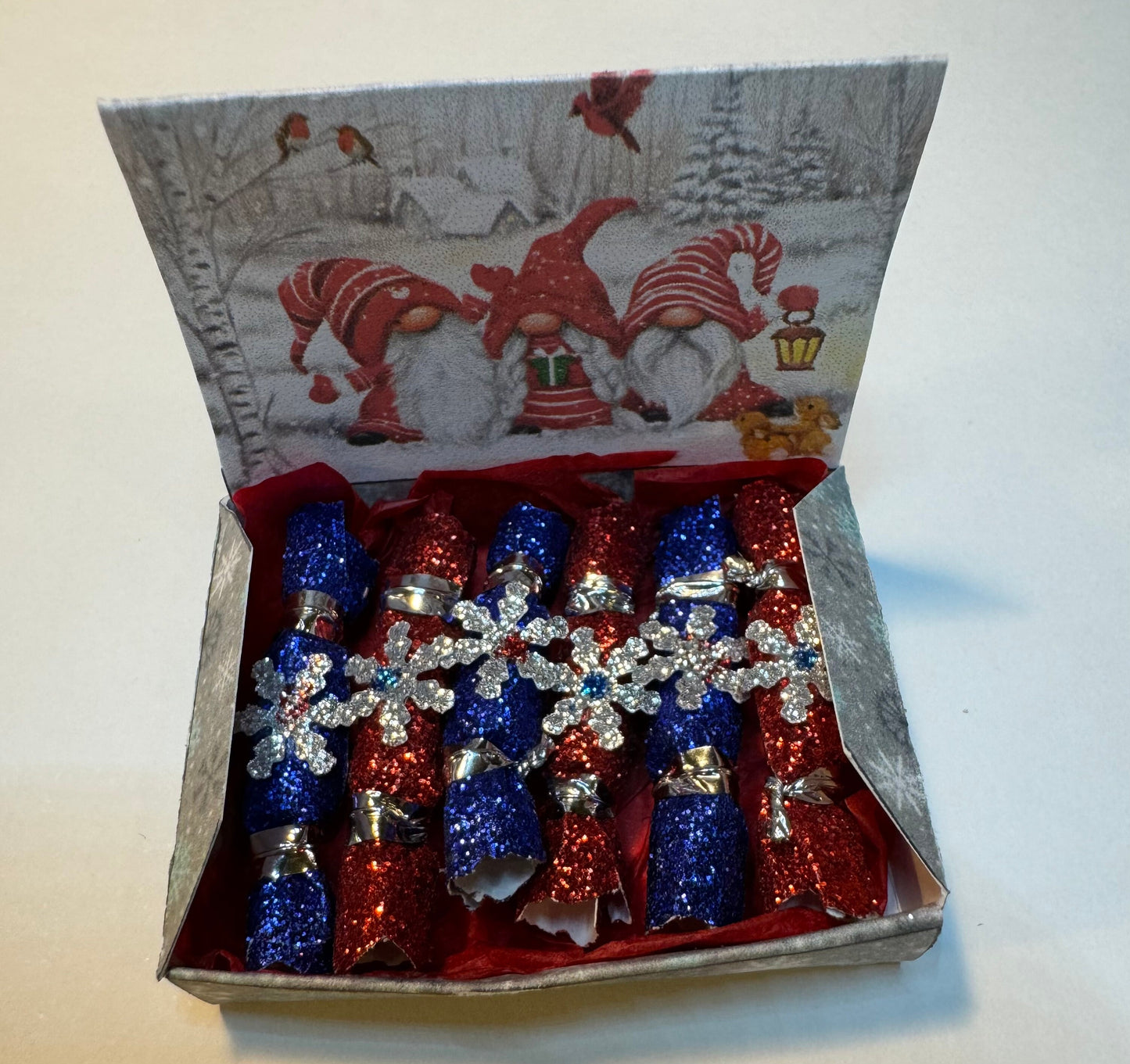 DOLLS HOUSE MINIATURES - 1/12th scale (1 inch) christmas crackers in box  (6 options)