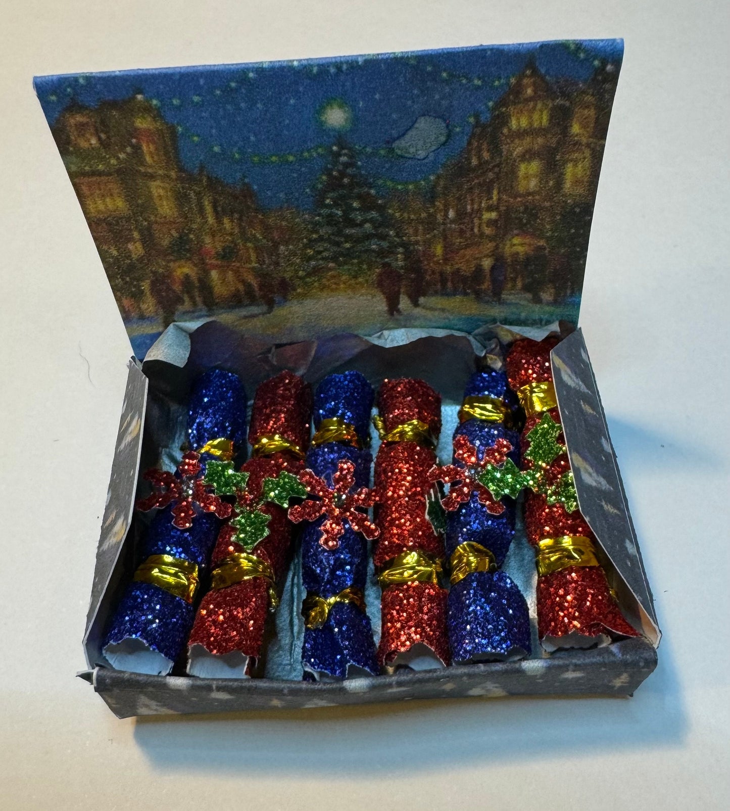DOLLS HOUSE MINIATURES - 1/12th scale (1 inch) christmas crackers in box  (6 options)