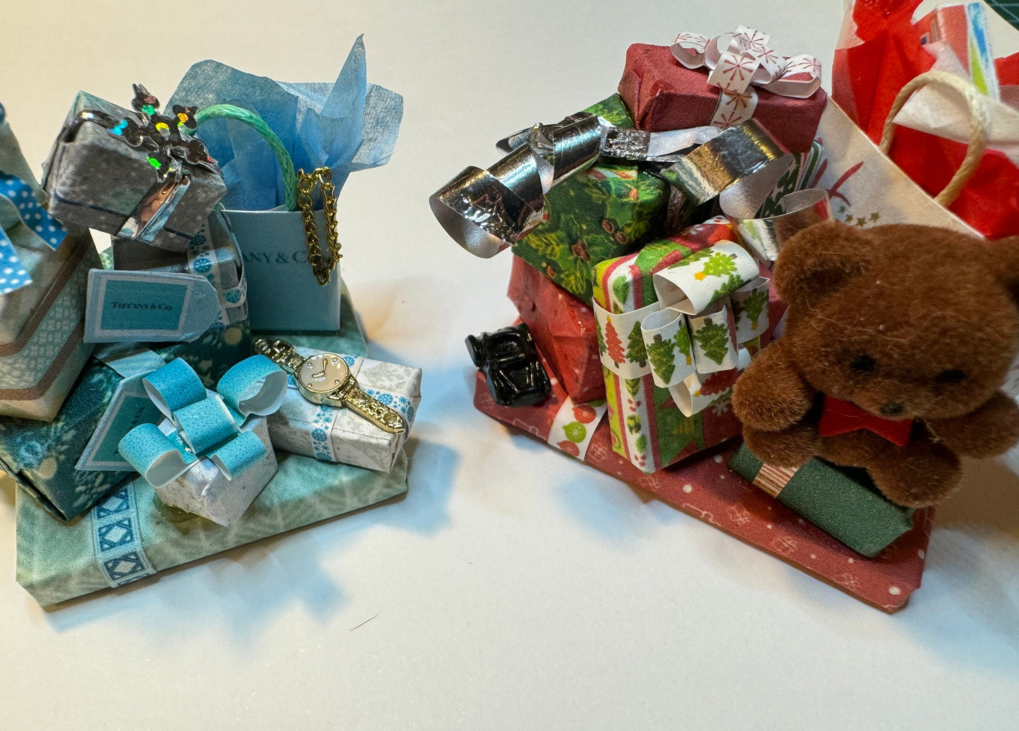 DOLLS HOUSE MINIATURES - 1/12th scale (1 inch) stack of Christmas Presents (2 options)