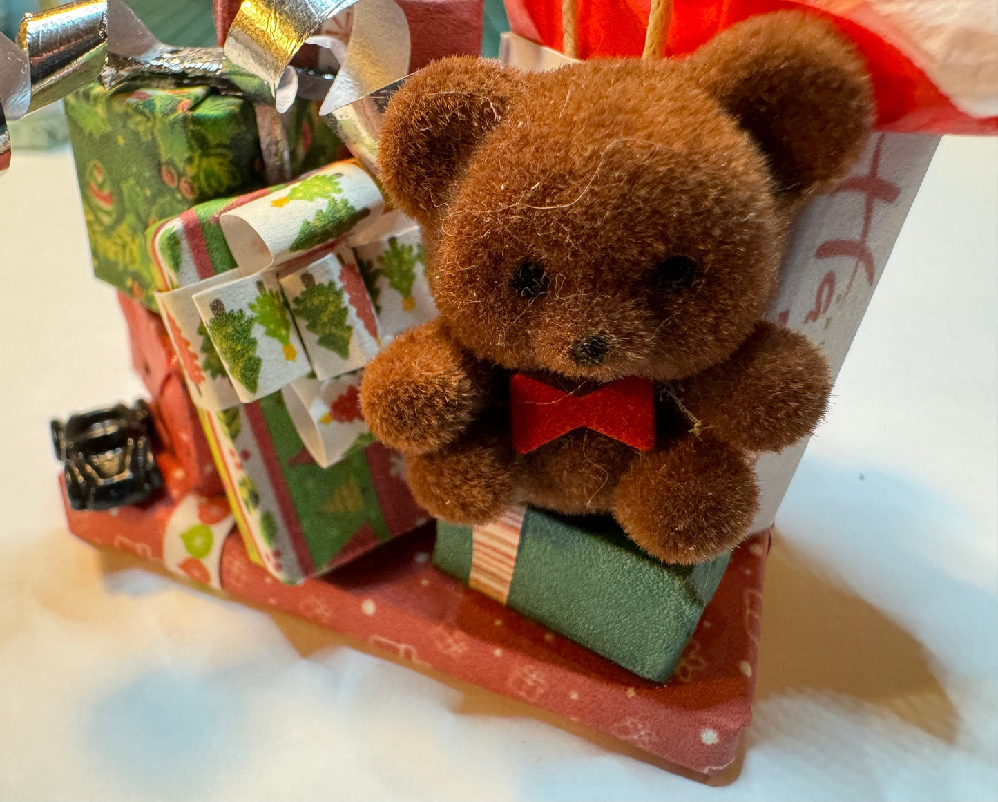 DOLLS HOUSE MINIATURES - 1/12th scale (1 inch) stack of Christmas Presents (2 options)