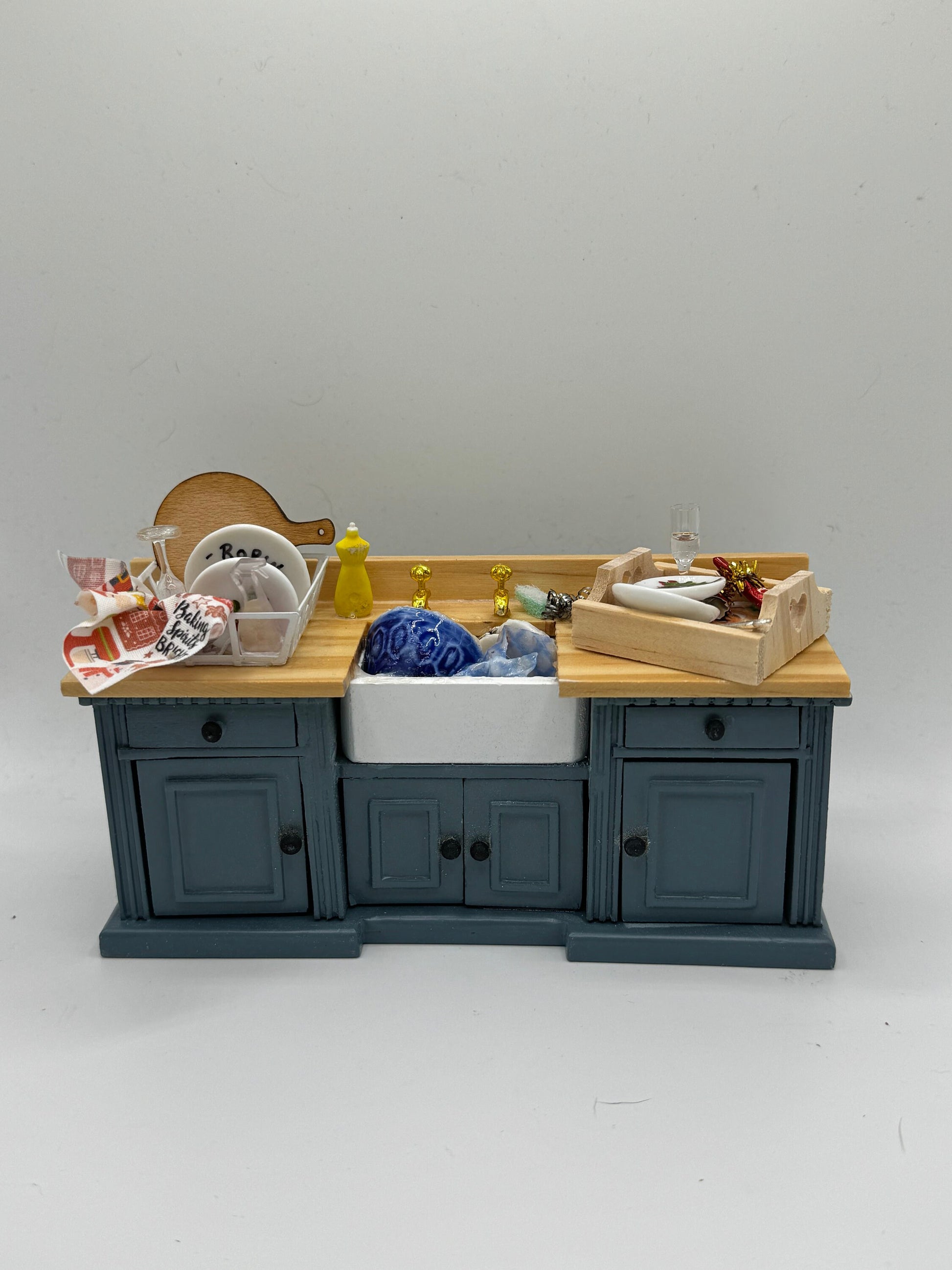 DOLLS HOUSE MINIATURES - 1/12th scale (1 inch) Christmas kitchen sink unit
