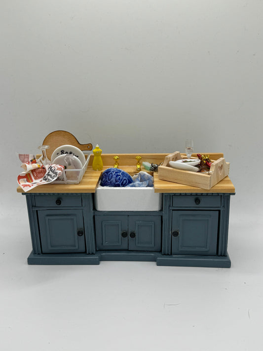 DOLLS HOUSE MINIATURES - 1/12th scale (1 inch) Christmas kitchen sink unit