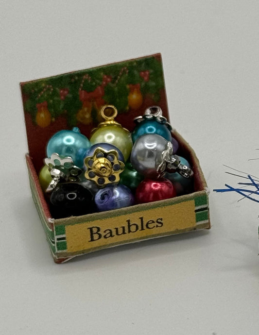 DOLLS HOUSE MINIATURES - Christmas baubles box x1